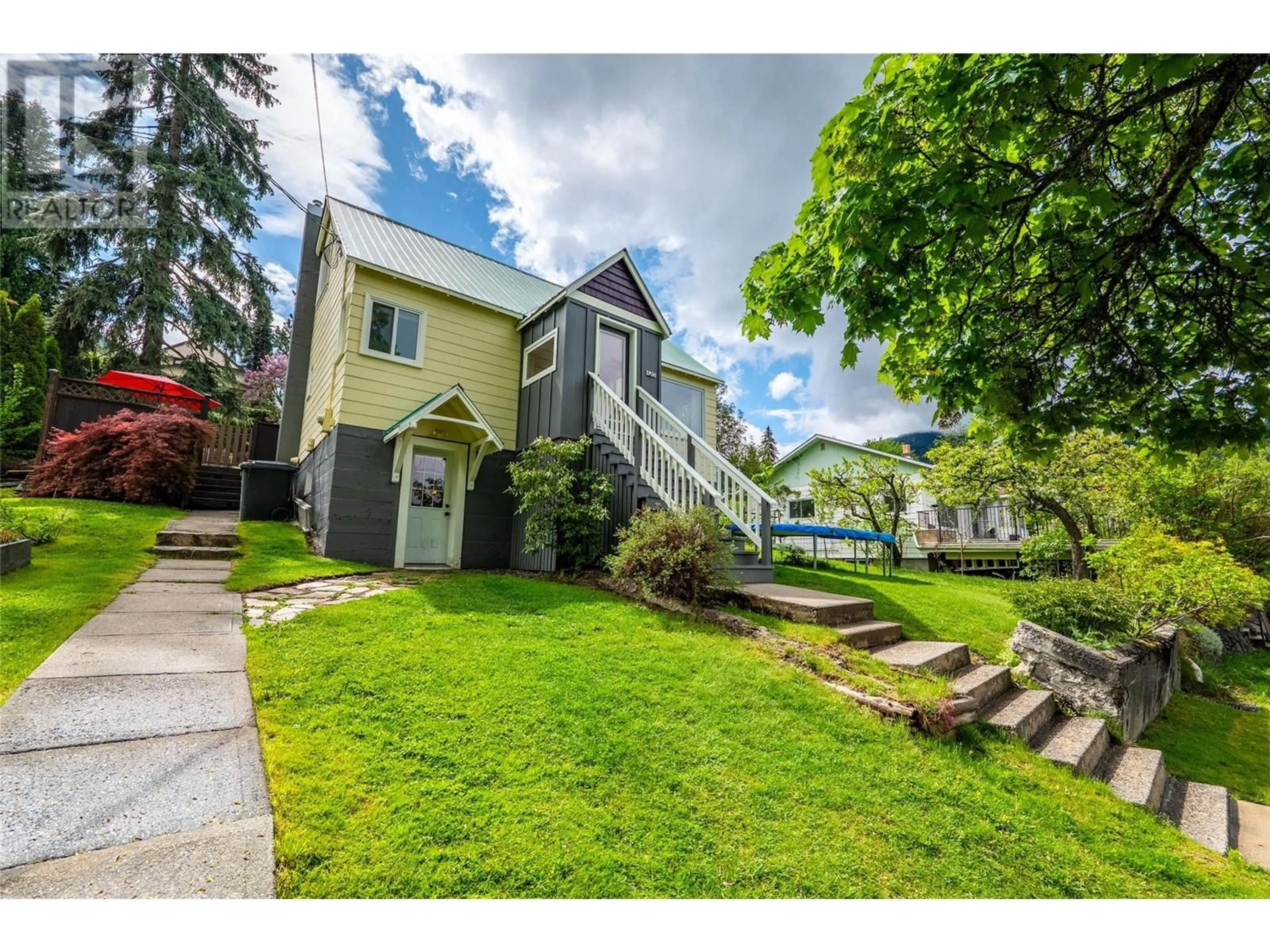 A pic from outside/outdoor area/front of a property/back of a property/a pic from drone, street for 620 INNES STREET, Nelson British Columbia V1L5G2