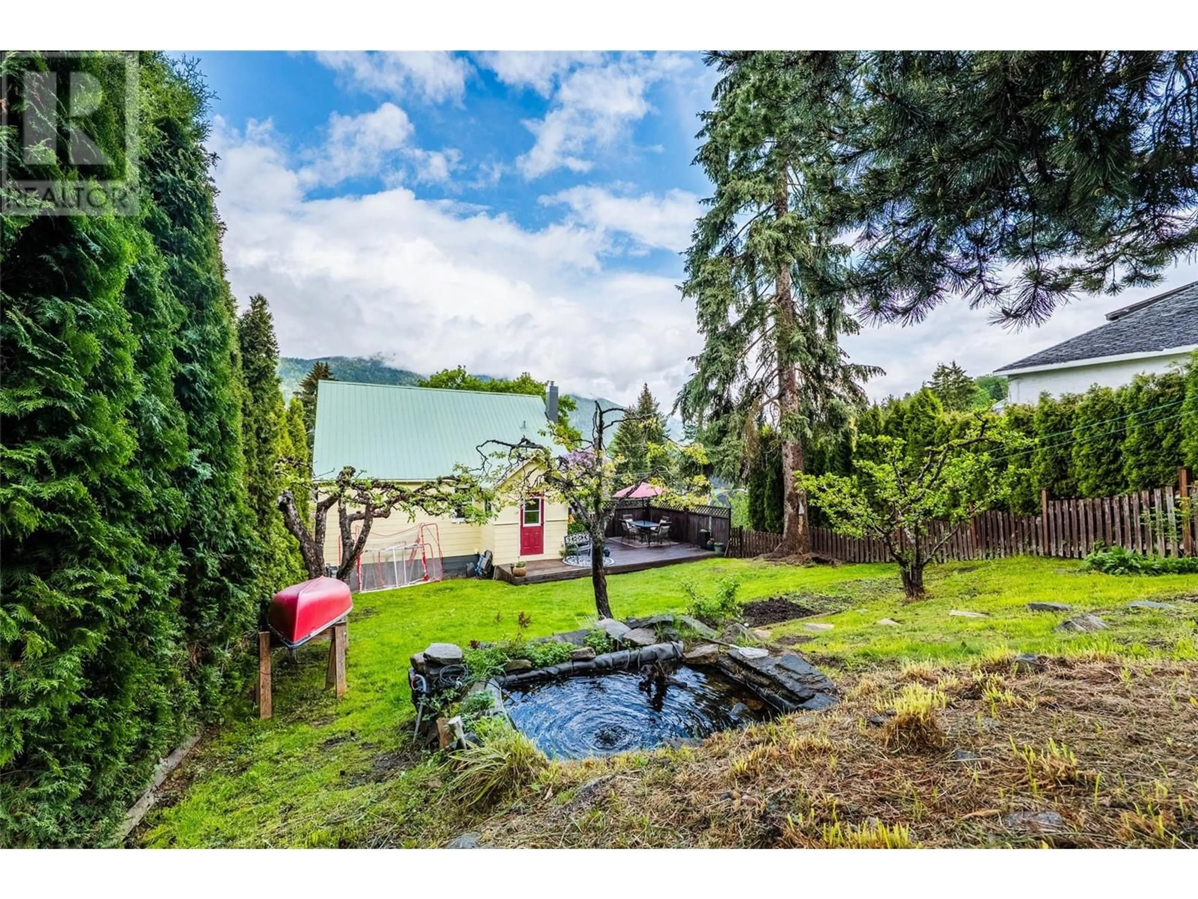 A pic from outside/outdoor area/front of a property/back of a property/a pic from drone, unknown for 620 INNES STREET, Nelson British Columbia V1L5G2