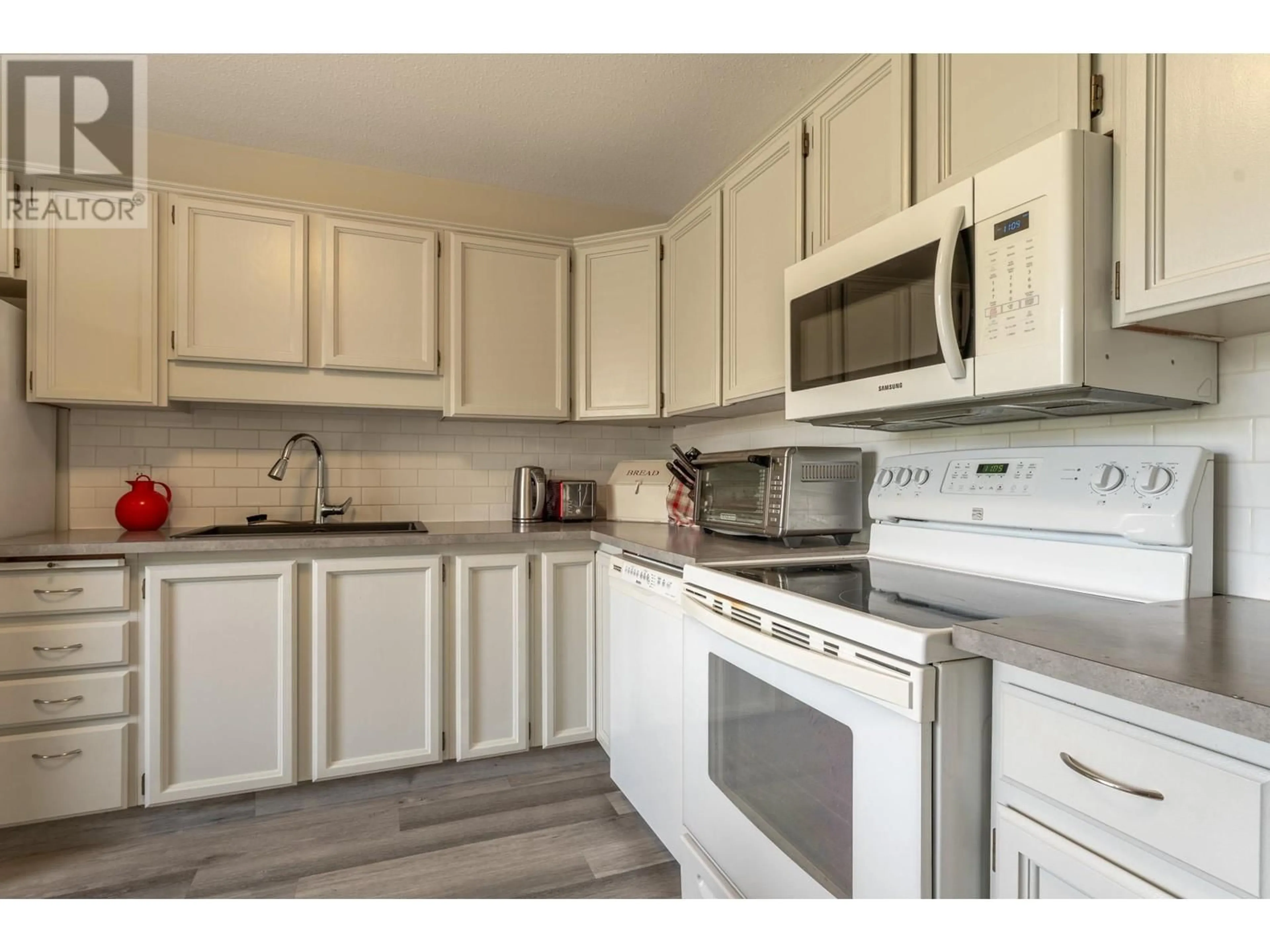 Standard kitchen, unknown for 127 - 1995 BURTCH ROAD, Kelowna British Columbia V1Y4B4