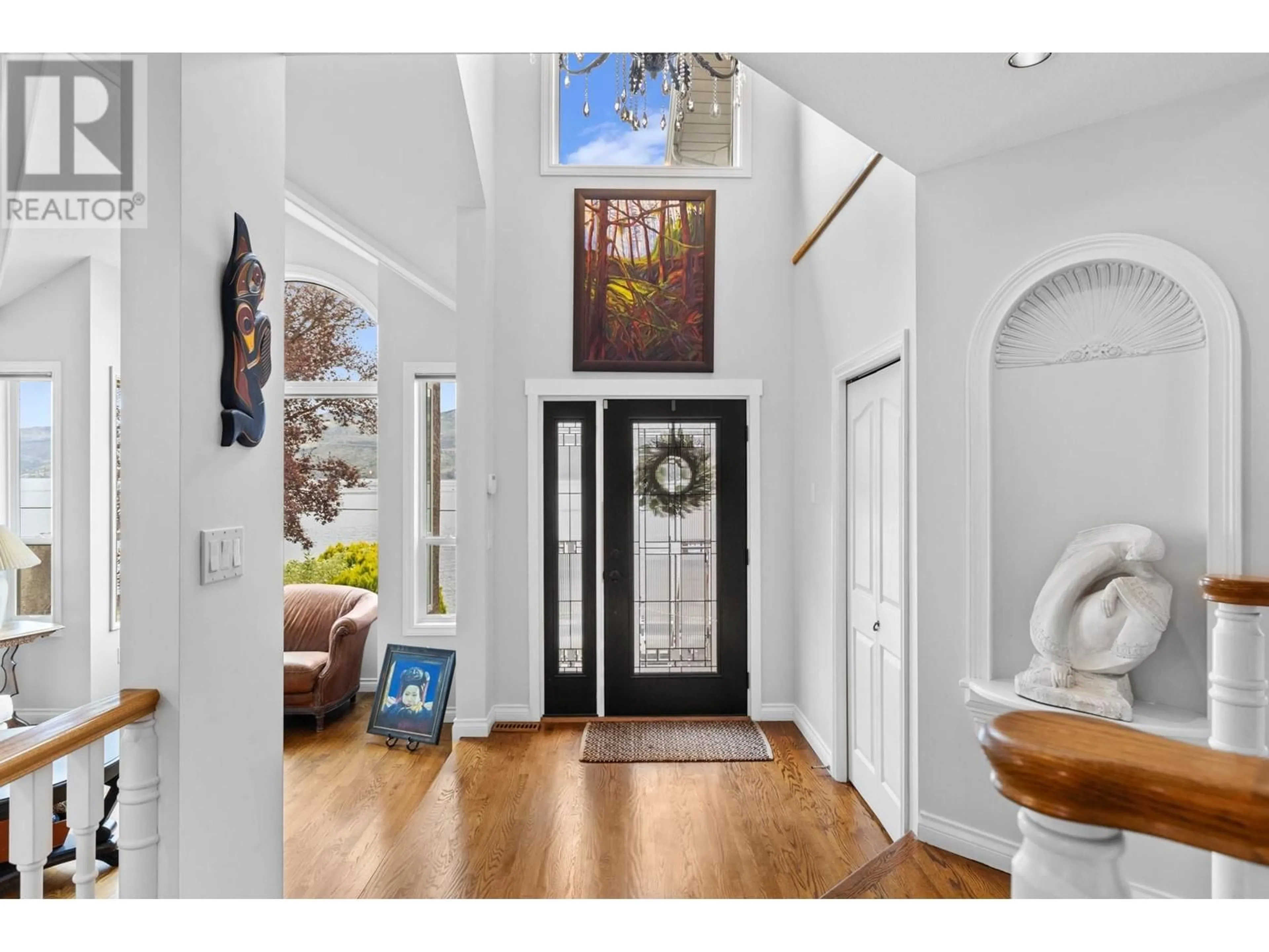 Indoor entryway for 3838 BEACH AVENUE, Peachland British Columbia V0H1X1