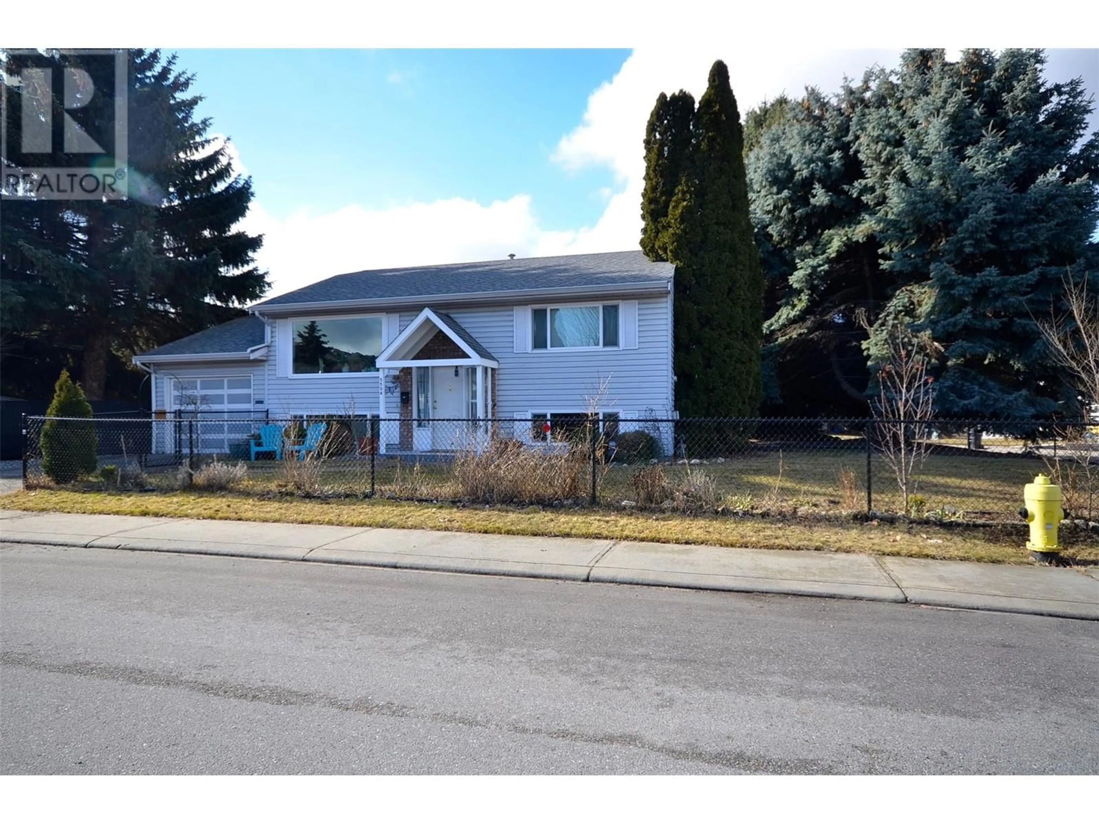Home with vinyl exterior material, street for 5504 SOUTH VERNON PLACE, Vernon British Columbia V1T8N5