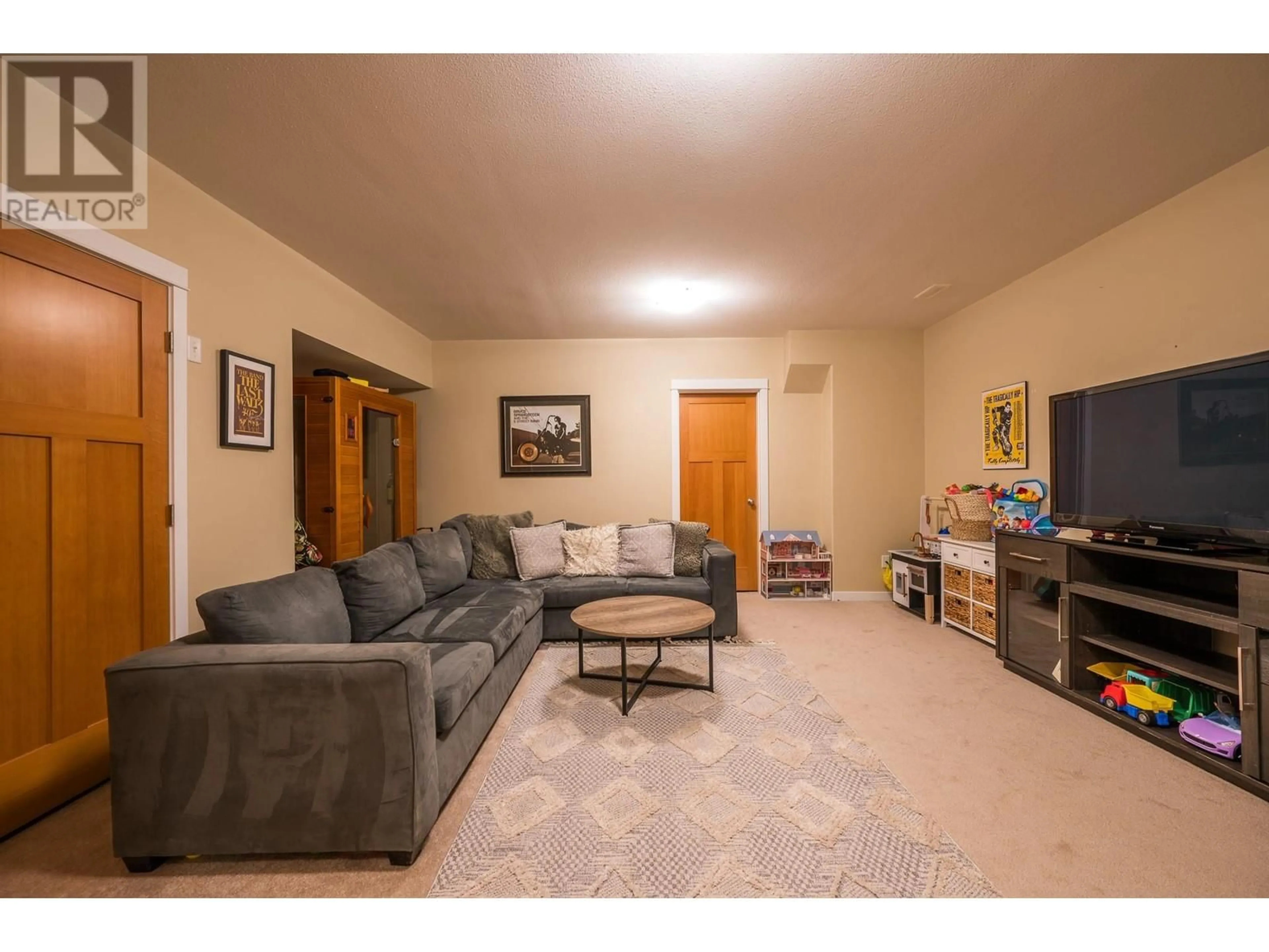 Living room with furniture, unknown for 2231 LINFIELD DRIVE, Kamloops British Columbia V1S0B8