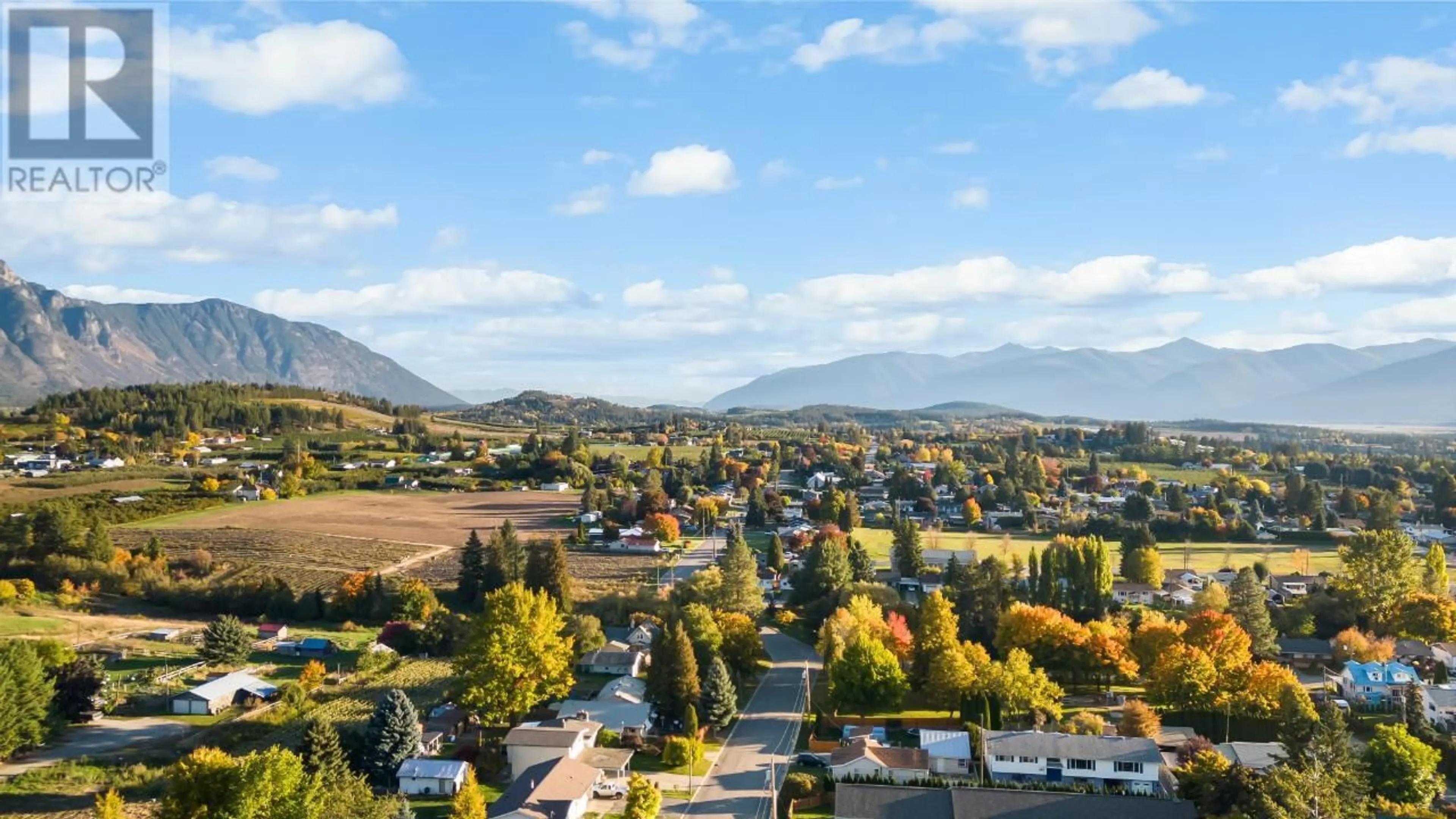 A pic from outside/outdoor area/front of a property/back of a property/a pic from drone, mountain view for 2424 CRAWFORD STREET, Creston British Columbia V0B1G5