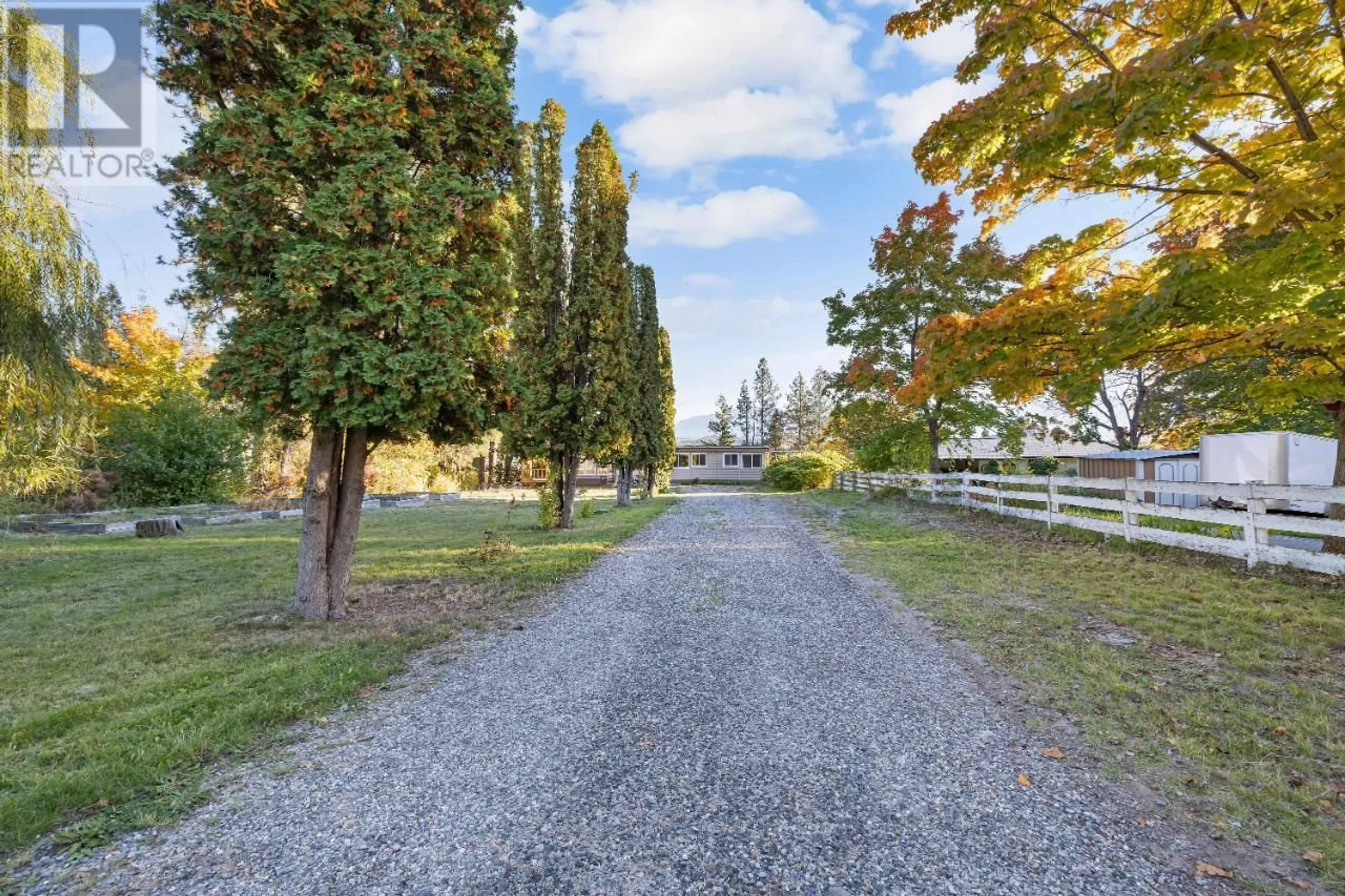 Patio, street for 2424 CRAWFORD STREET, Creston British Columbia V0B1G5