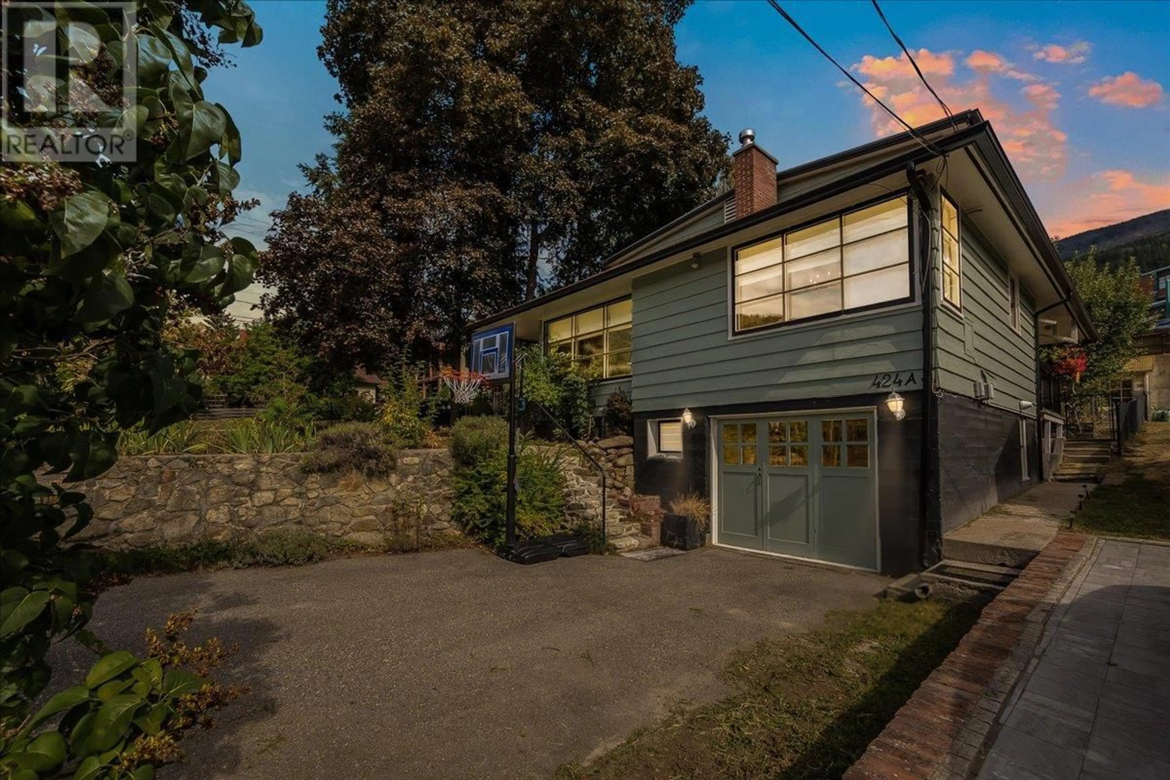 A pic from outside/outdoor area/front of a property/back of a property/a pic from drone, street for 424 SIXTH STREET, Nelson British Columbia V1L2Y3