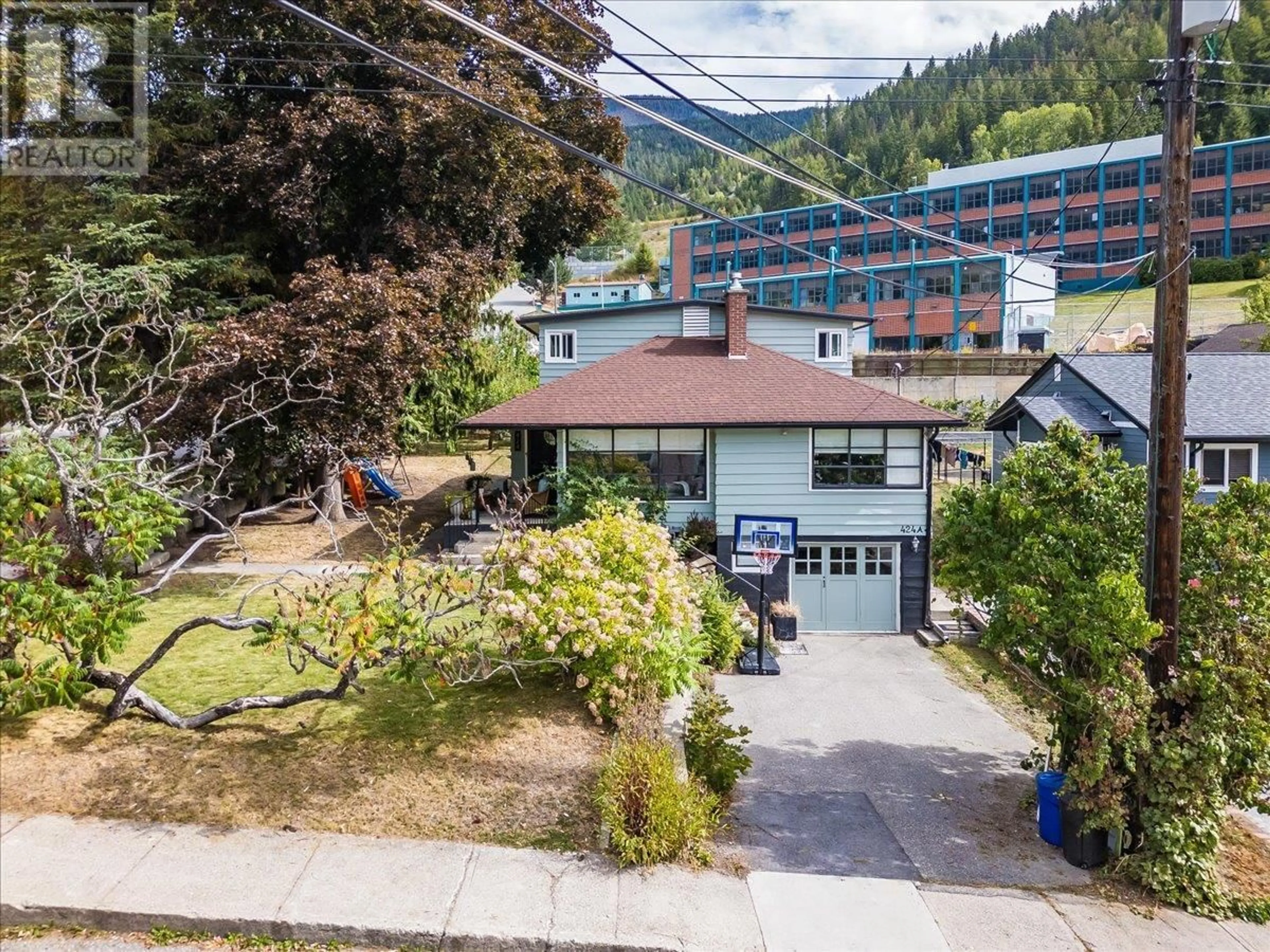 A pic from outside/outdoor area/front of a property/back of a property/a pic from drone, mountain view for 424 SIXTH STREET, Nelson British Columbia V1L2Y3