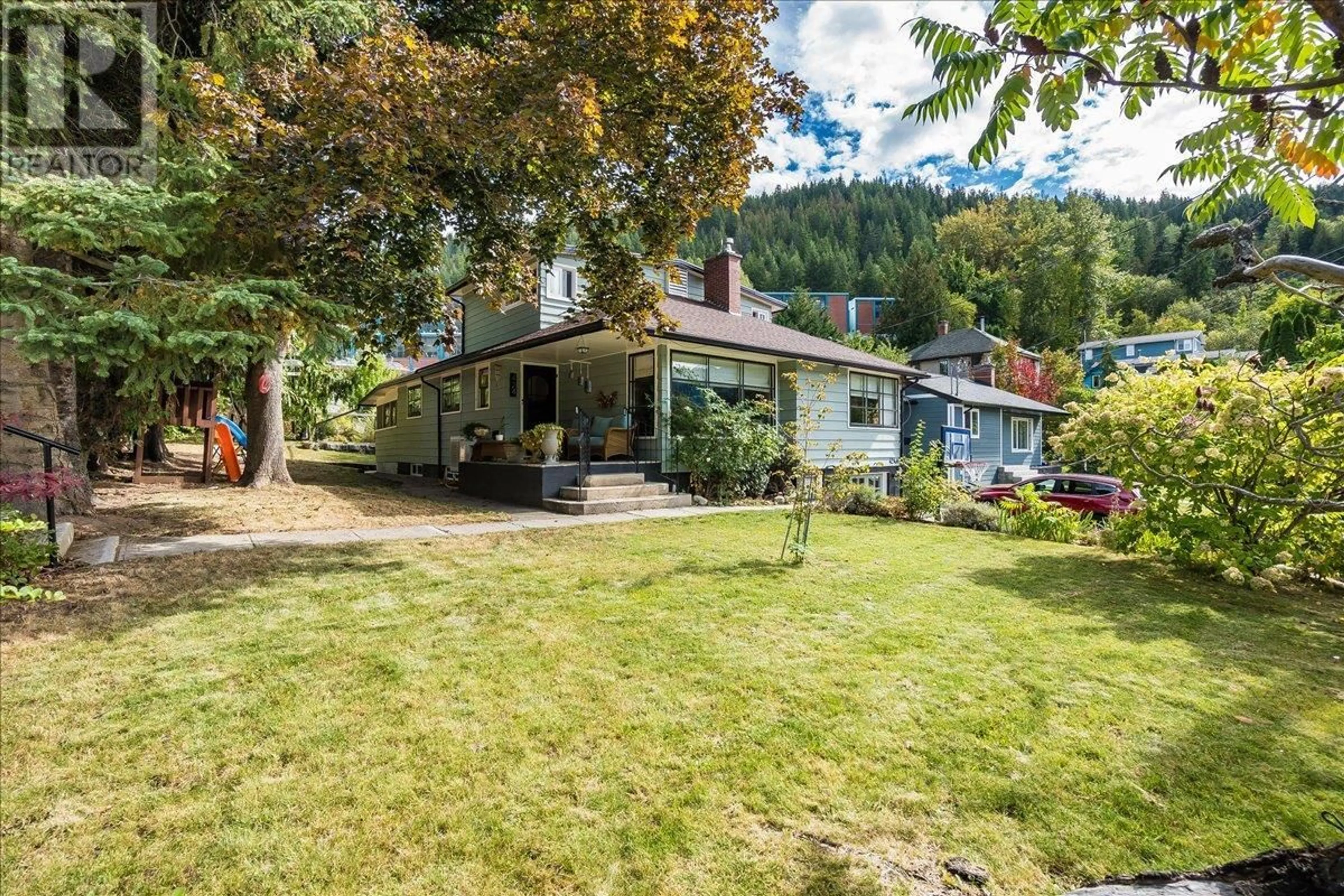 A pic from outside/outdoor area/front of a property/back of a property/a pic from drone, unknown for 424 SIXTH STREET, Nelson British Columbia V1L2Y3