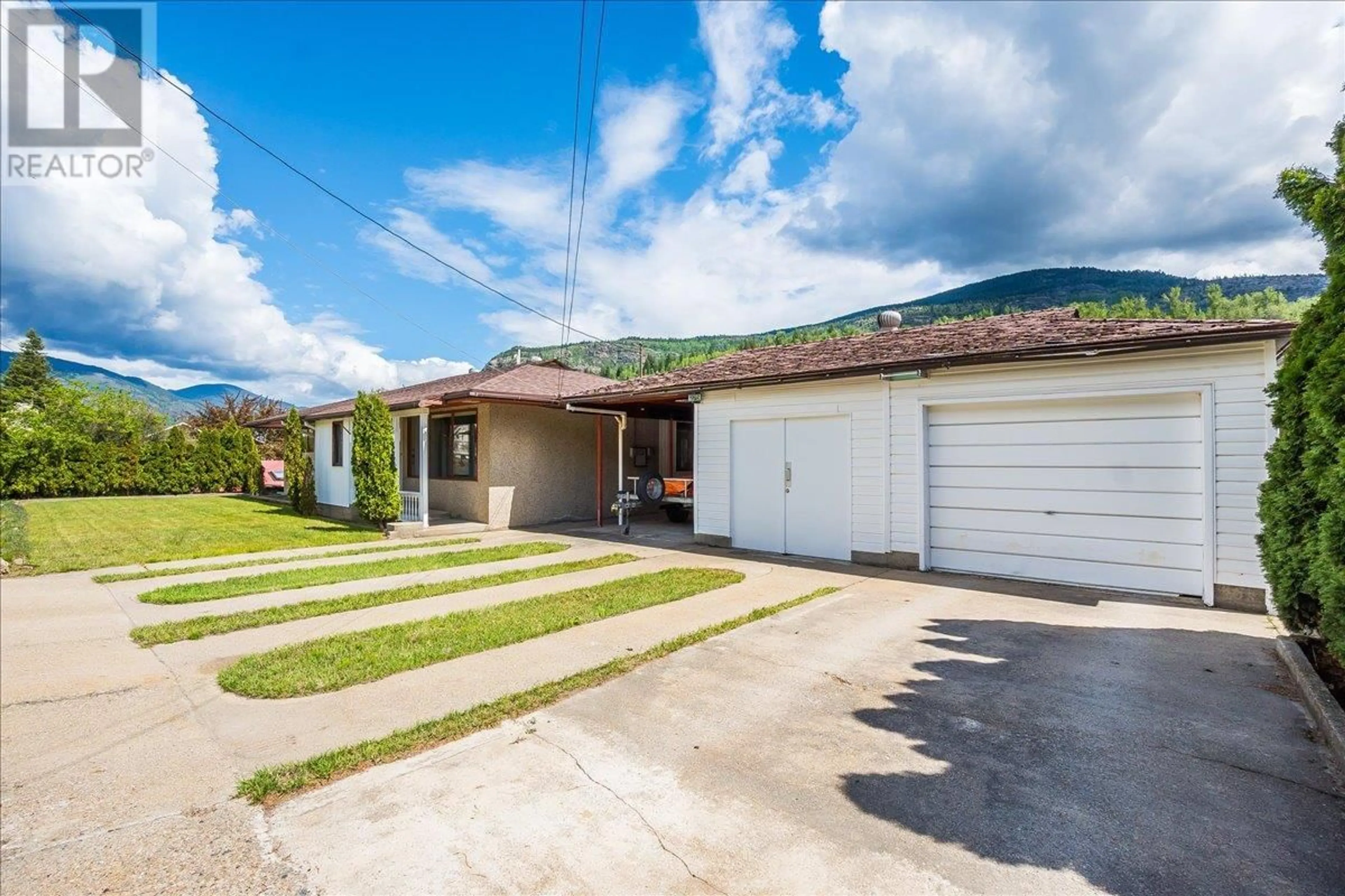 A pic from outside/outdoor area/front of a property/back of a property/a pic from drone, street for 275 2ND AVENUE, Rivervale British Columbia V1R4V3