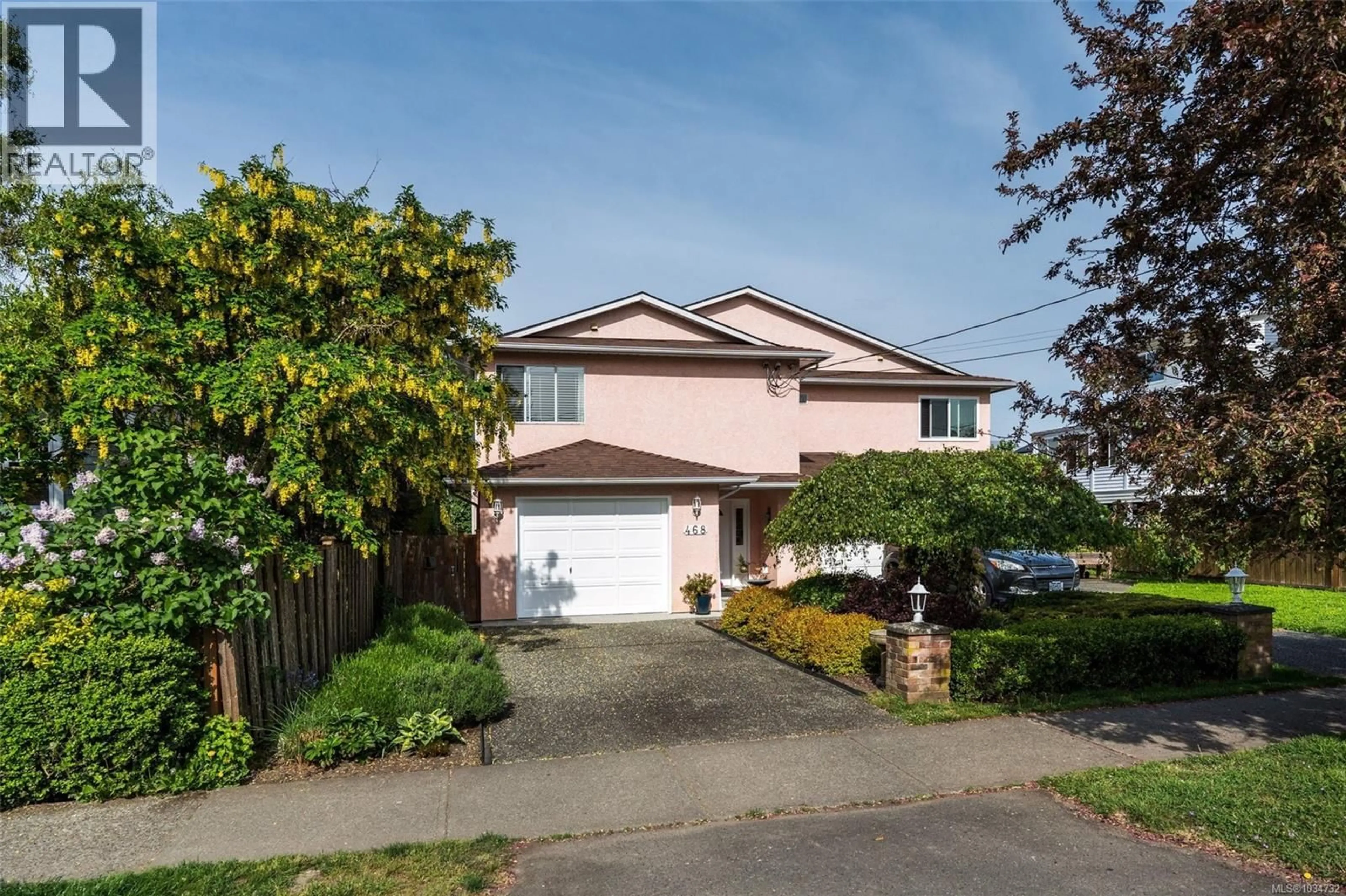 A pic from outside/outdoor area/front of a property/back of a property/a pic from drone, street for 468 ADMIRALS ROAD, Esquimalt British Columbia V9A2N1