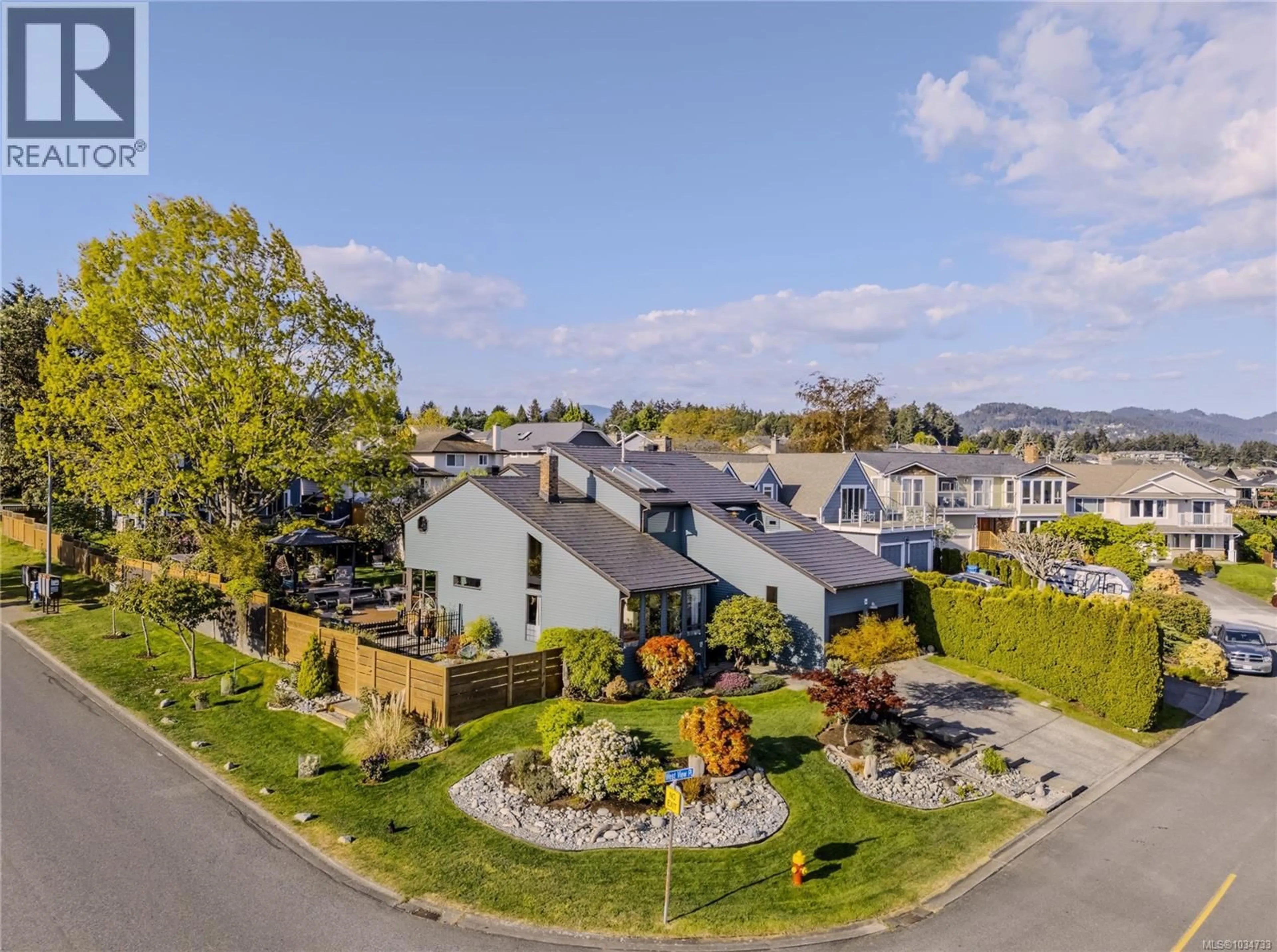 A pic from outside/outdoor area/front of a property/back of a property/a pic from drone, street for 501 WESTVIEW PLACE, Nanaimo British Columbia V9V1B3