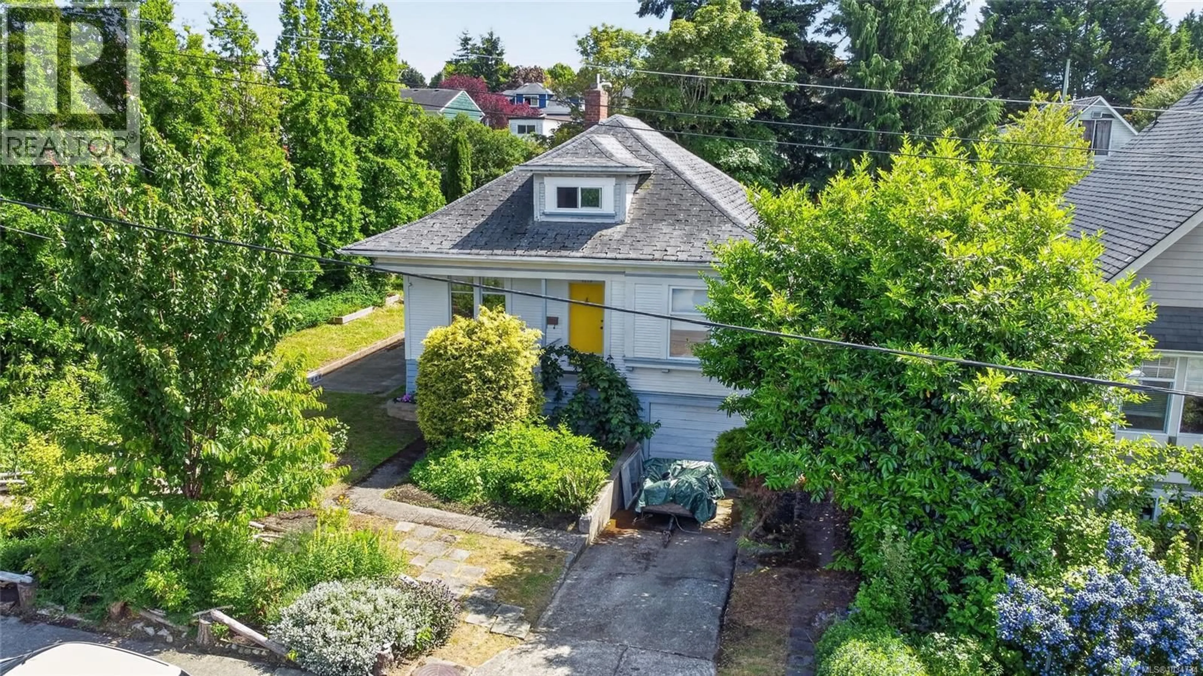 A pic from outside/outdoor area/front of a property/back of a property/a pic from drone, street for 1215 QUEENS AVENUE, Victoria British Columbia V8T1N1