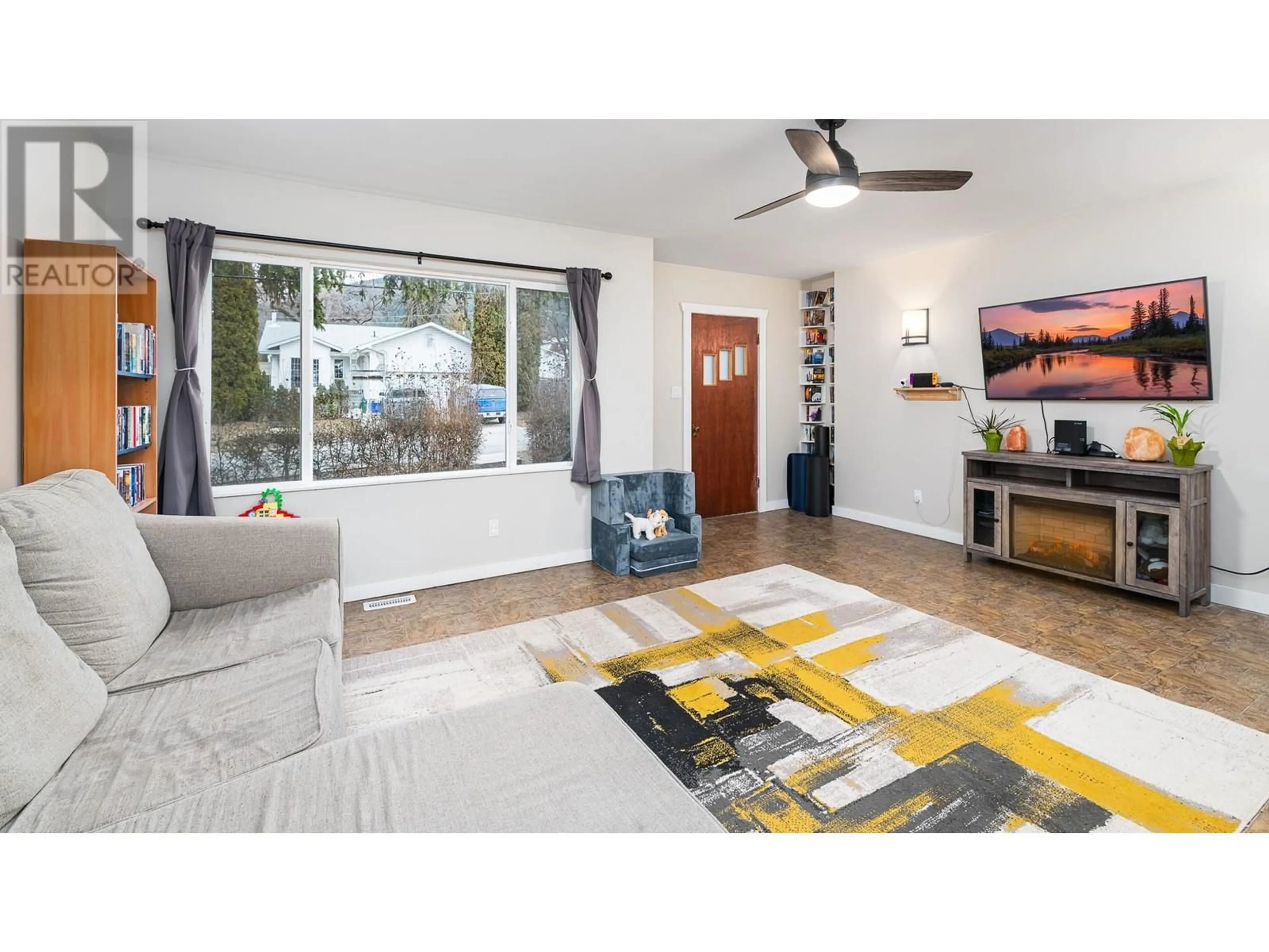 Living room with furniture, unknown for 205 19TH AVENUE SOUTH, Creston British Columbia V0B1G5