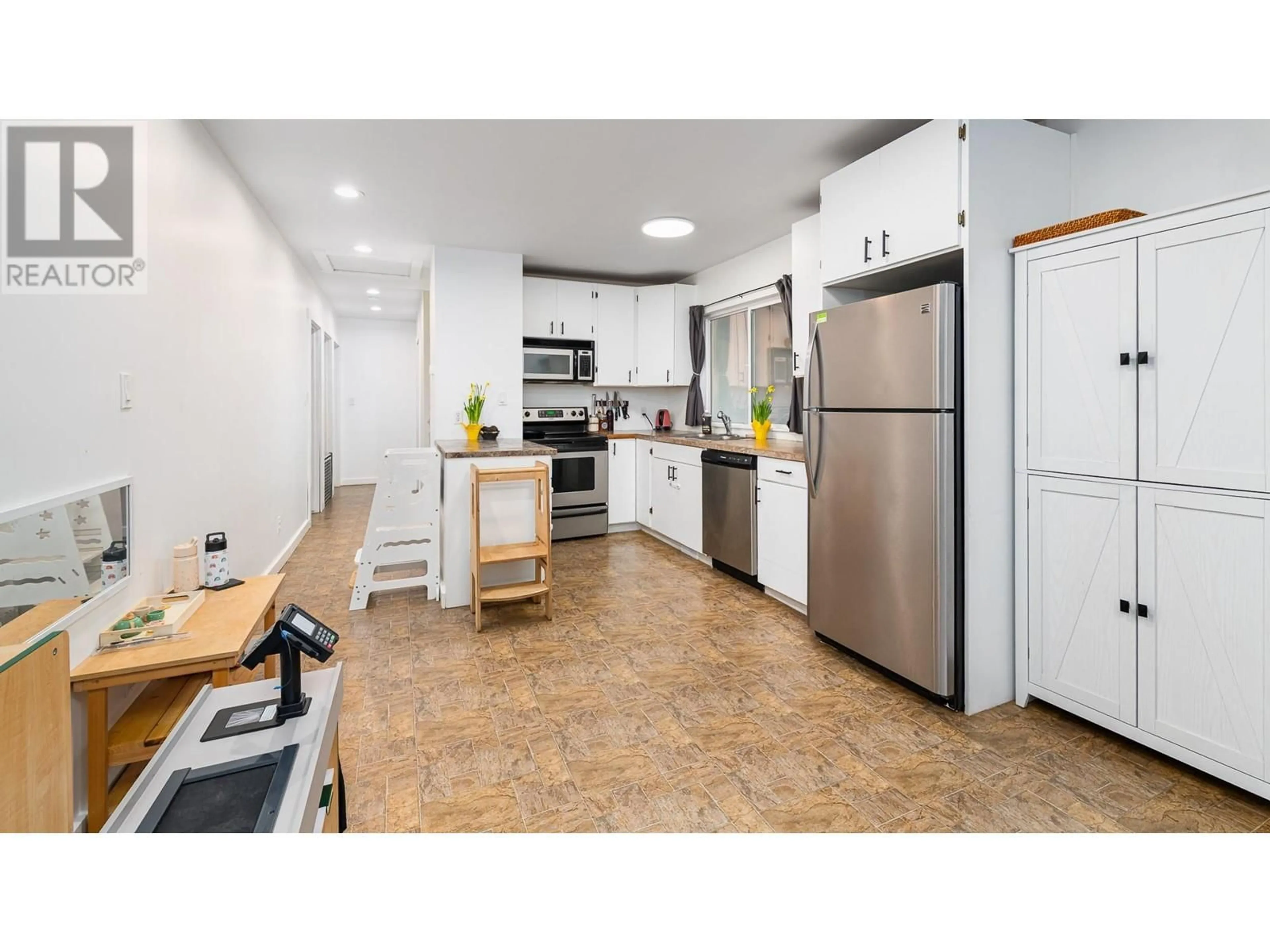 Standard kitchen, ceramic/tile floor for 205 19TH AVENUE SOUTH, Creston British Columbia V0B1G5
