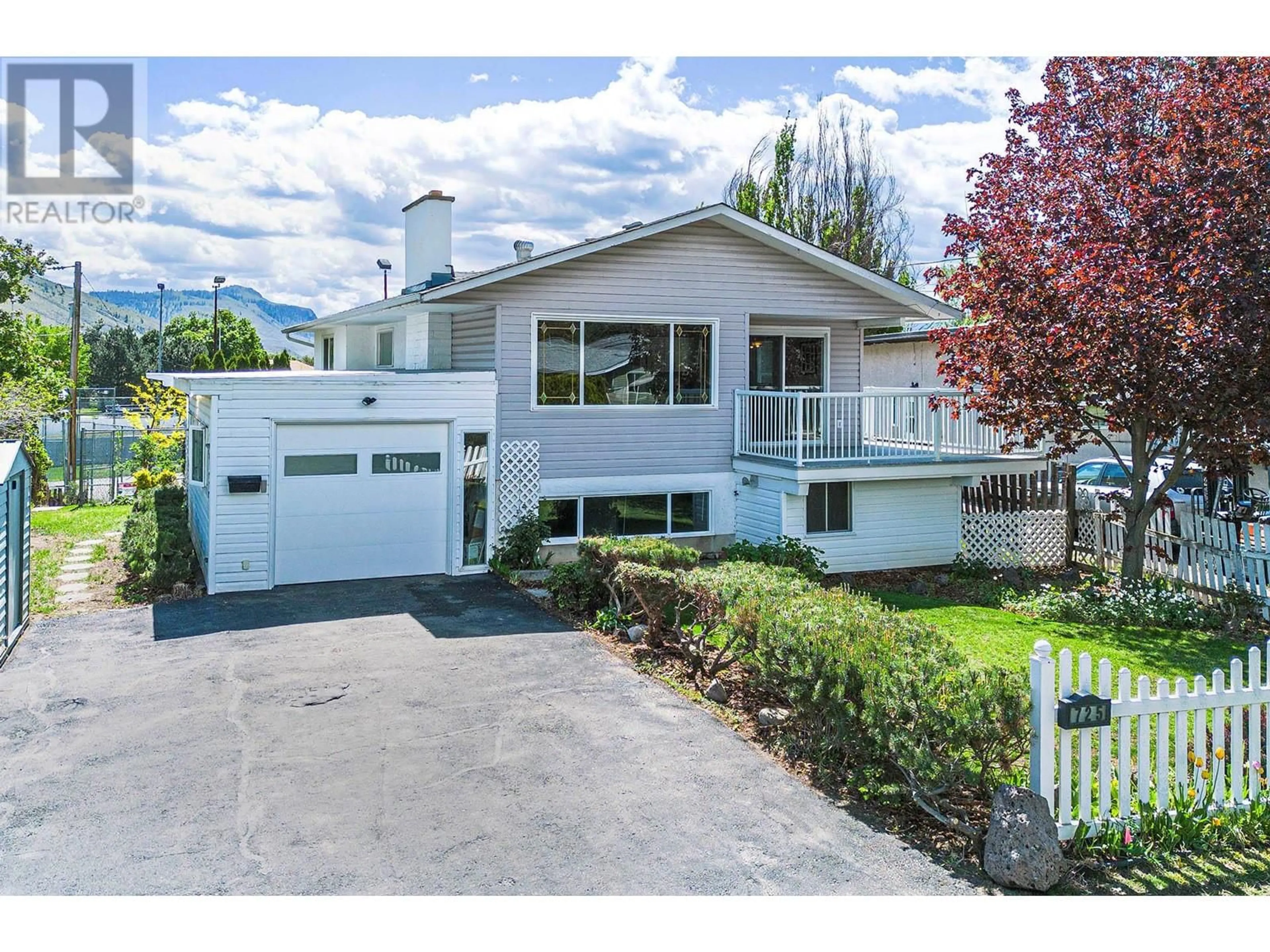 Home with vinyl exterior material, street for 725 HUNTINGTON DRIVE, Kamloops British Columbia V2B6G3