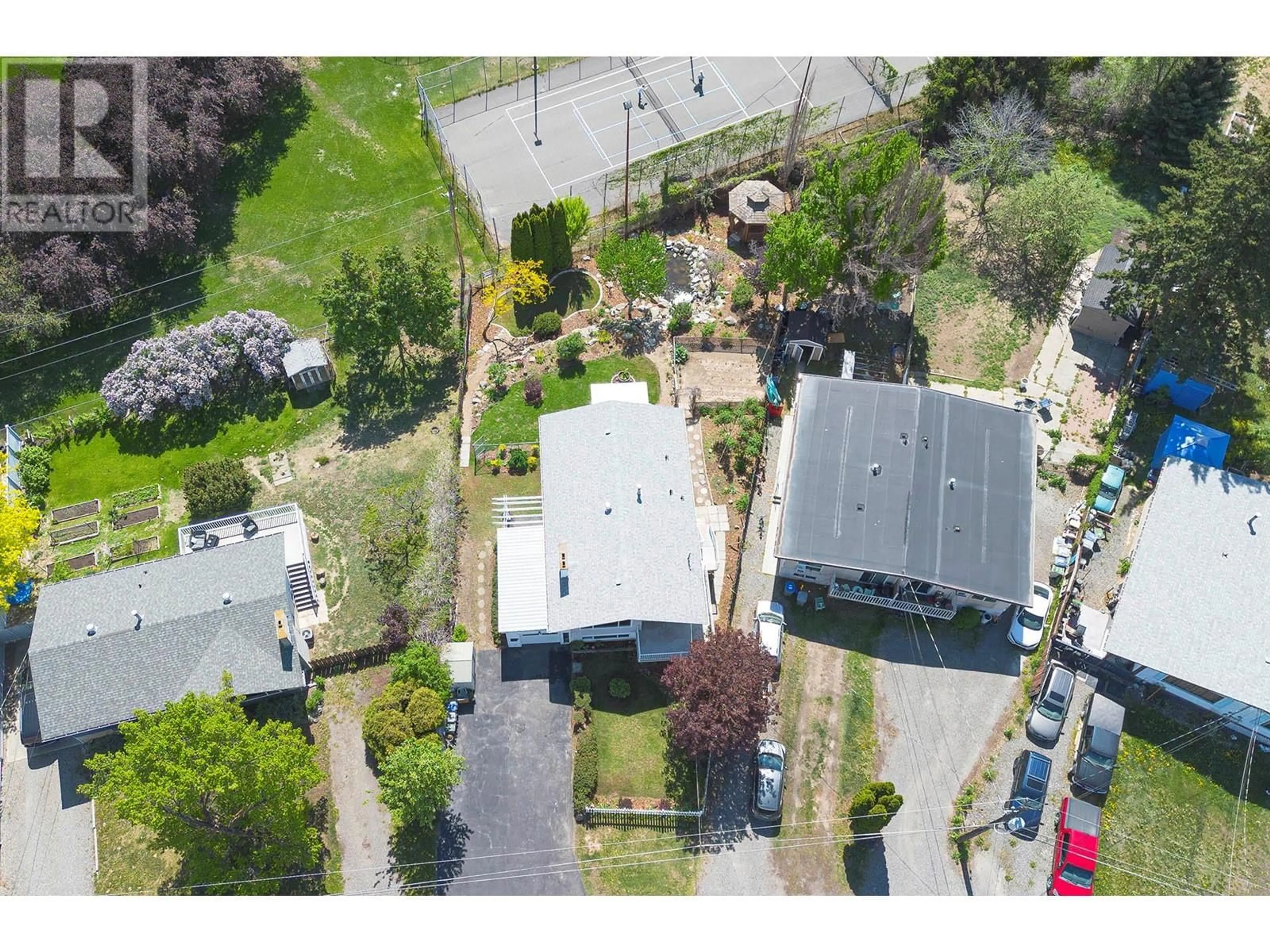A pic from outside/outdoor area/front of a property/back of a property/a pic from drone, street for 725 HUNTINGTON DRIVE, Kamloops British Columbia V2B6G3