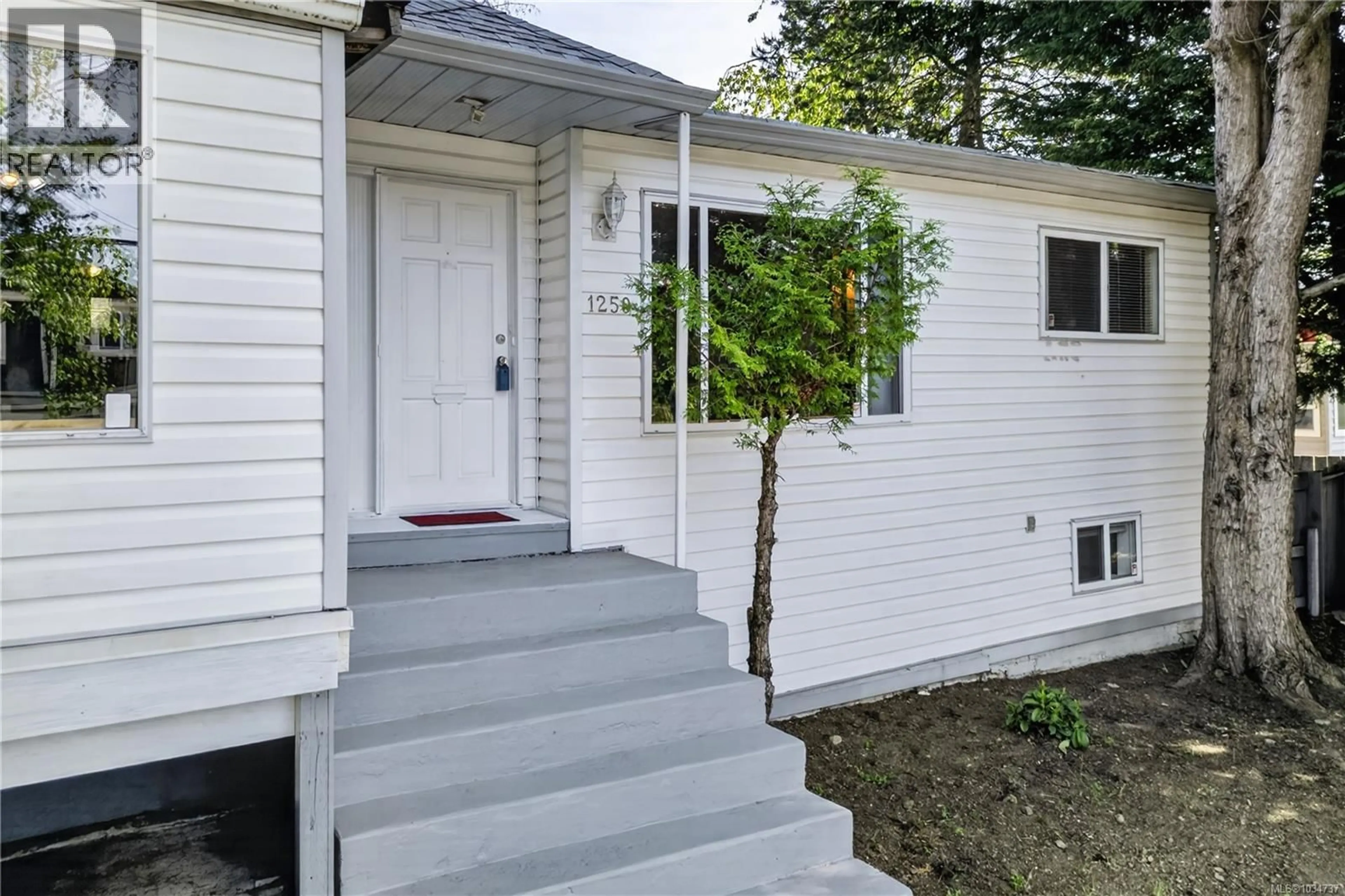 Home with vinyl exterior material, street for 1250 TOWNSITE ROAD, Nanaimo British Columbia V9S1M8