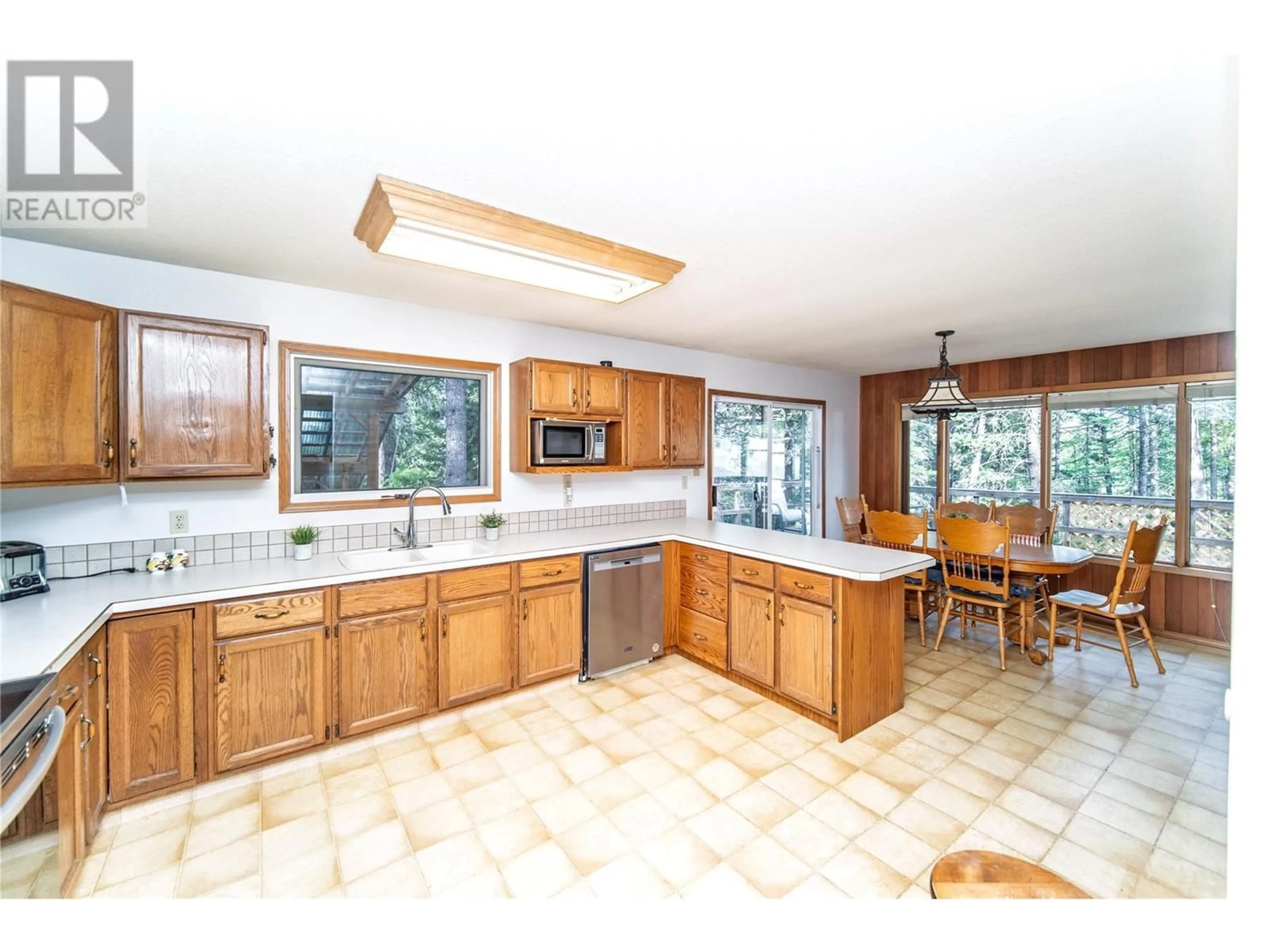Open concept kitchen, ceramic/tile floor for 2154 SAMUEL CRES OTHER, Cranbrook British Columbia V1C6T1