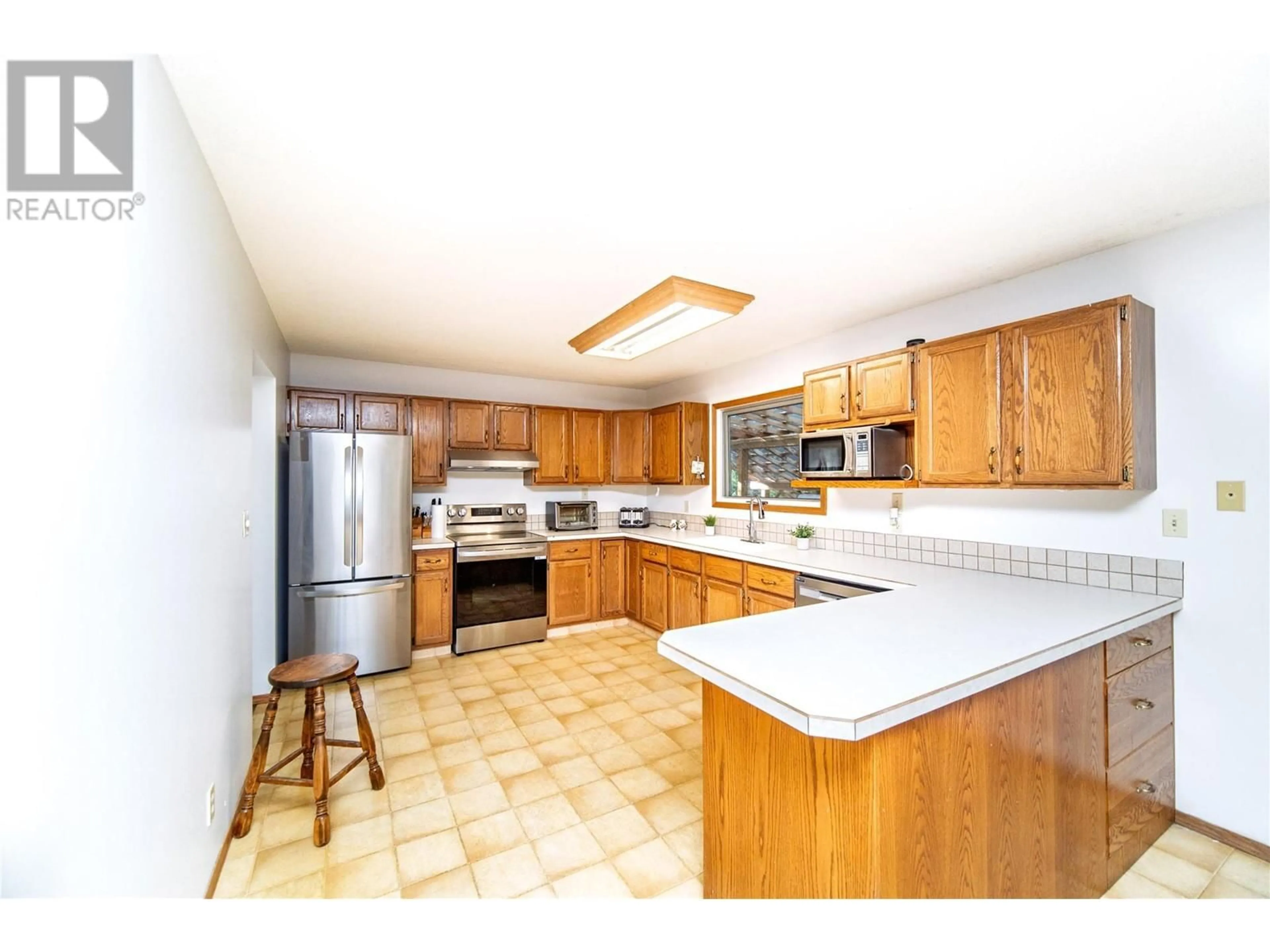 Standard kitchen, ceramic/tile floor for 2154 SAMUEL CRES OTHER, Cranbrook British Columbia V1C6T1