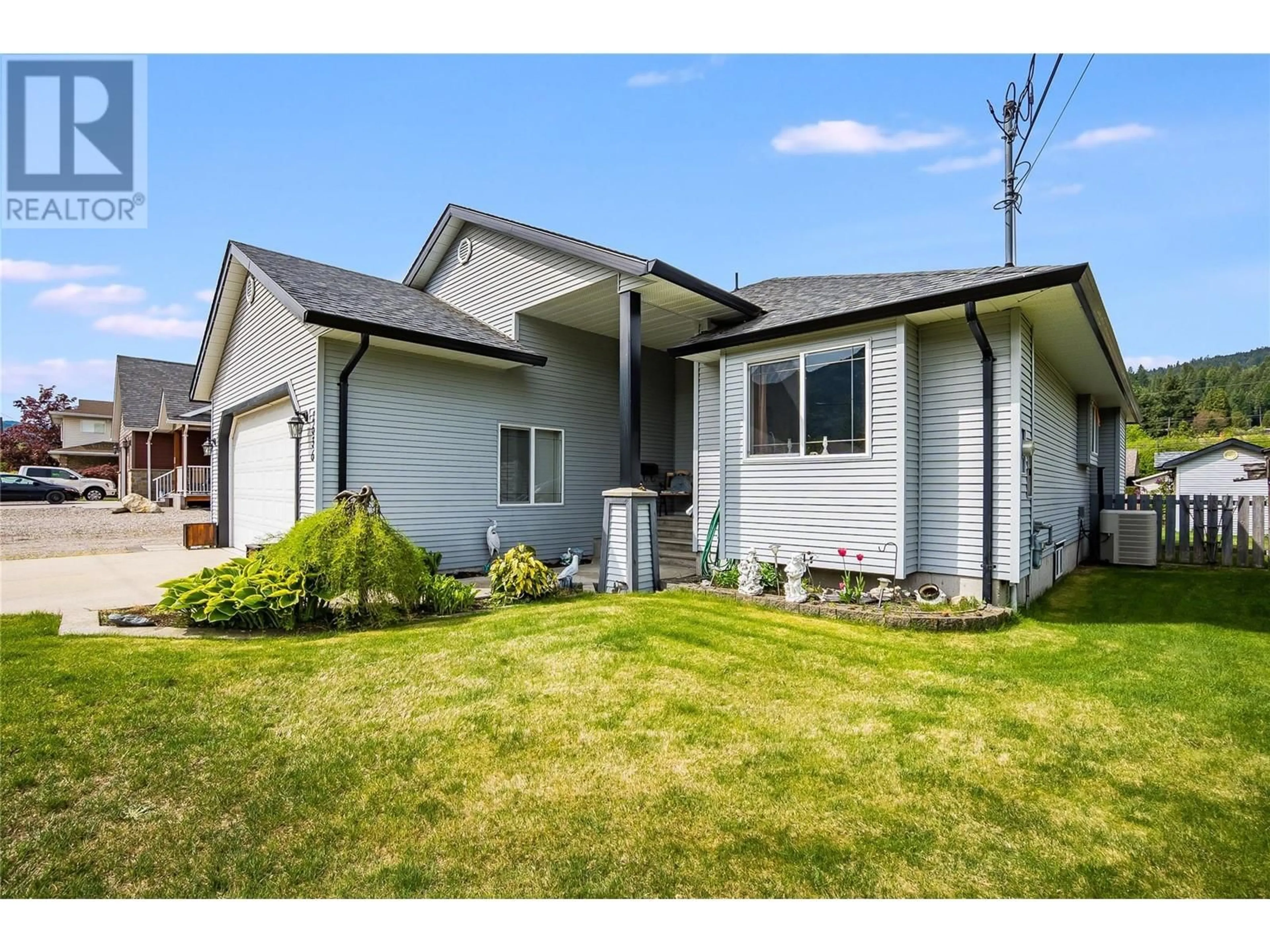 Home with vinyl exterior material, unknown for 2636 4TH AVENUE, Castlegar British Columbia V1N2R9