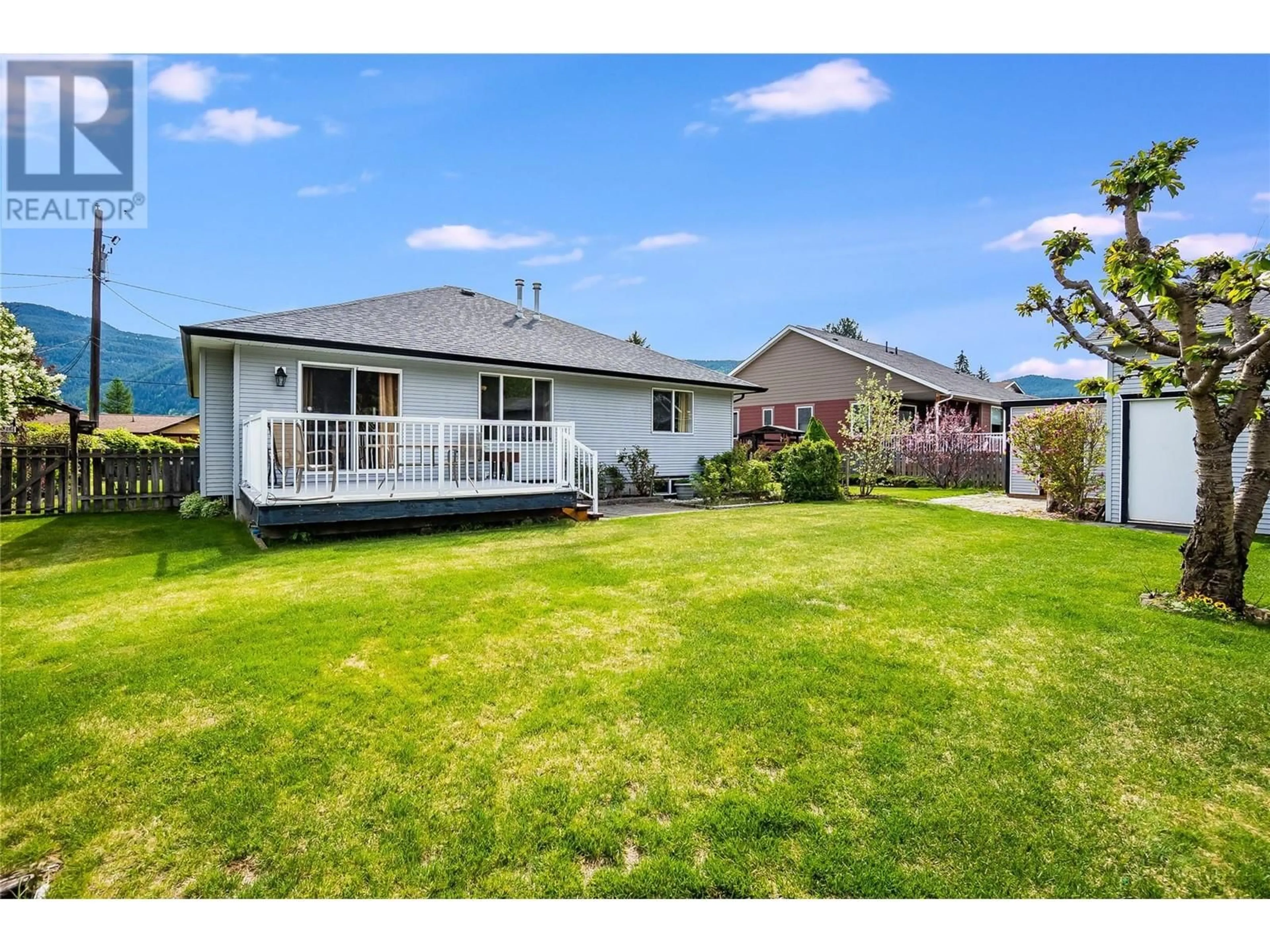 A pic from outside/outdoor area/front of a property/back of a property/a pic from drone, unknown for 2636 4TH AVENUE, Castlegar British Columbia V1N2R9