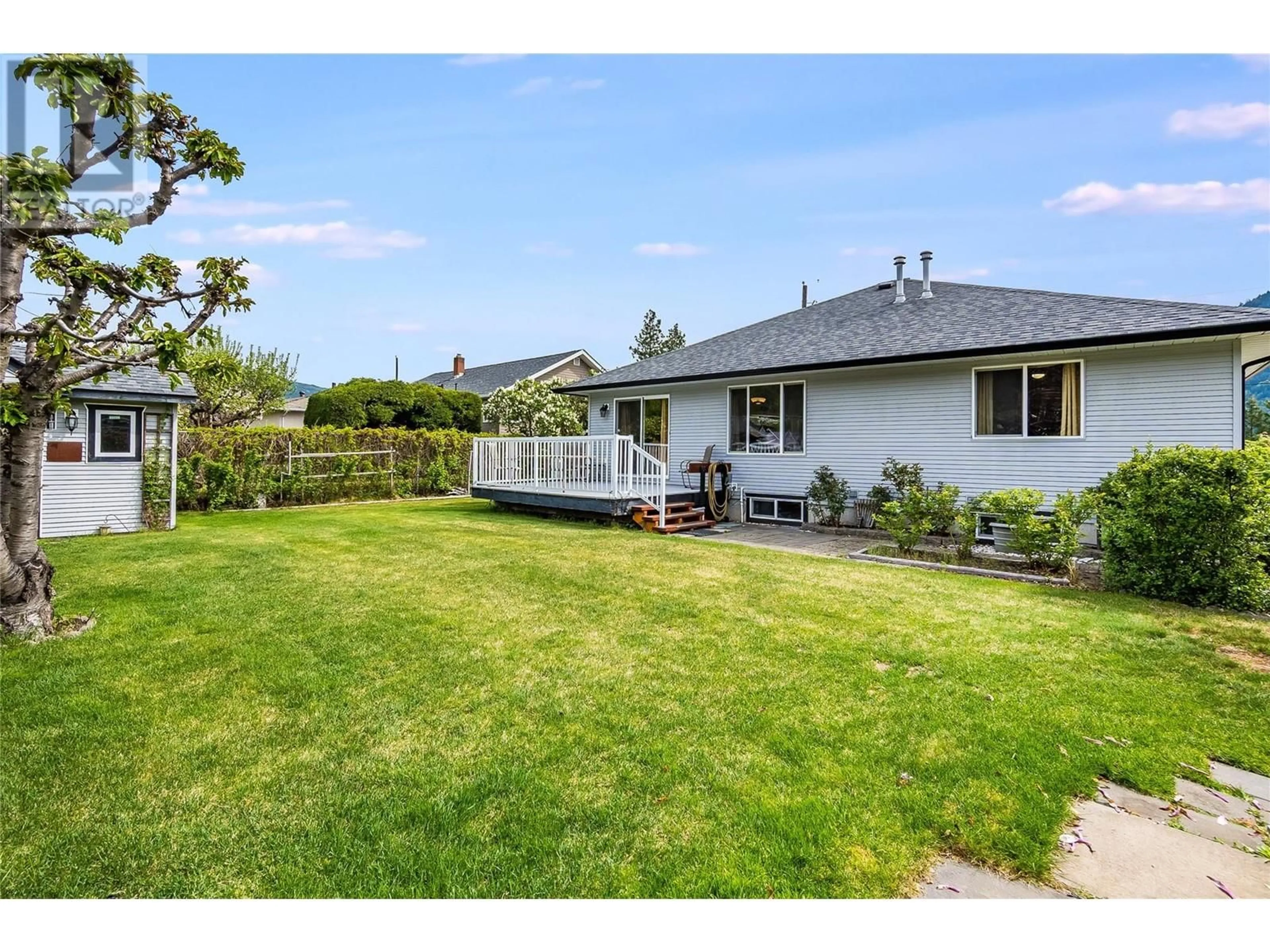 A pic from outside/outdoor area/front of a property/back of a property/a pic from drone, unknown for 2636 4TH AVENUE, Castlegar British Columbia V1N2R9