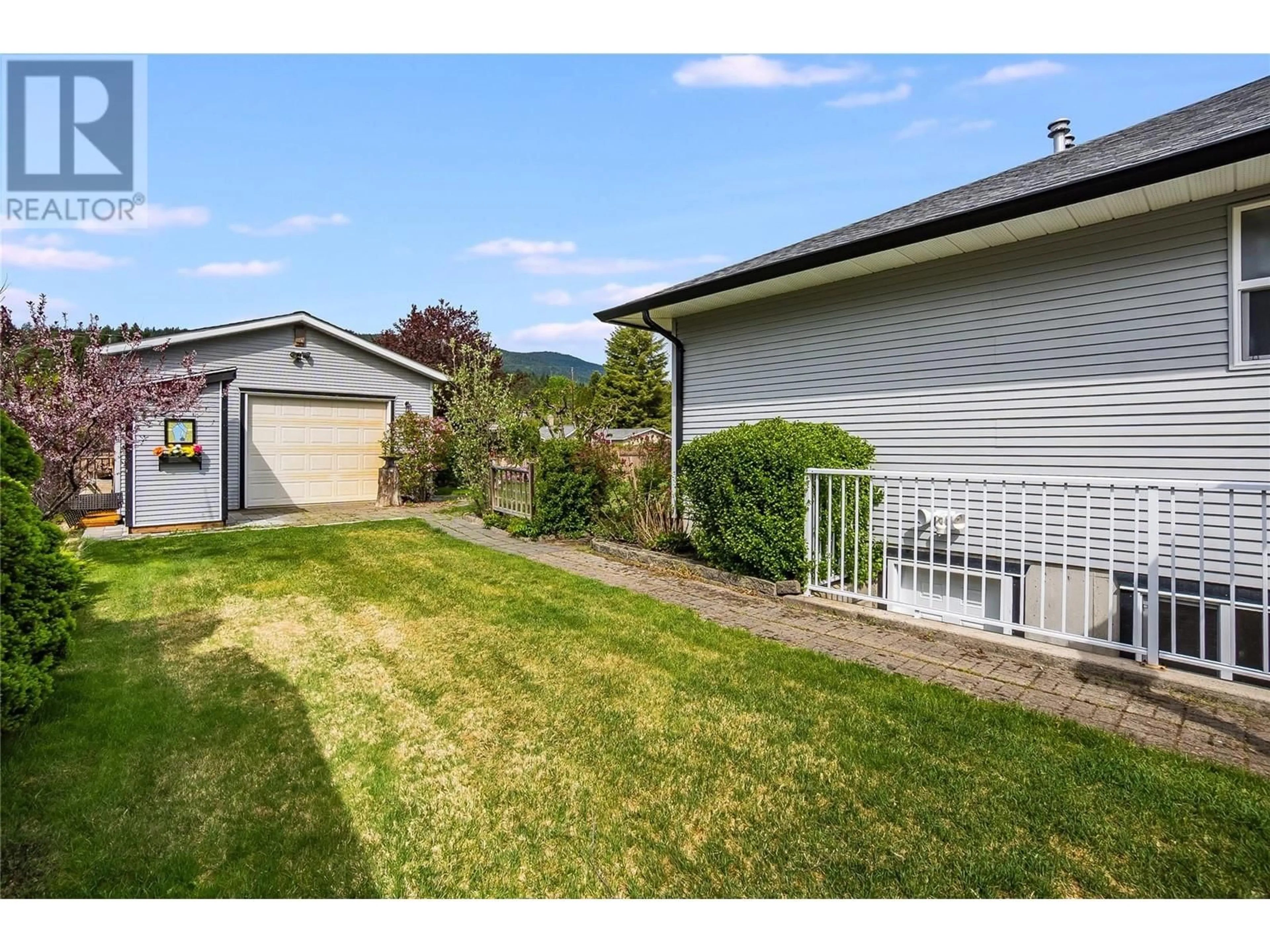 A pic from outside/outdoor area/front of a property/back of a property/a pic from drone, street for 2636 4TH AVENUE, Castlegar British Columbia V1N2R9