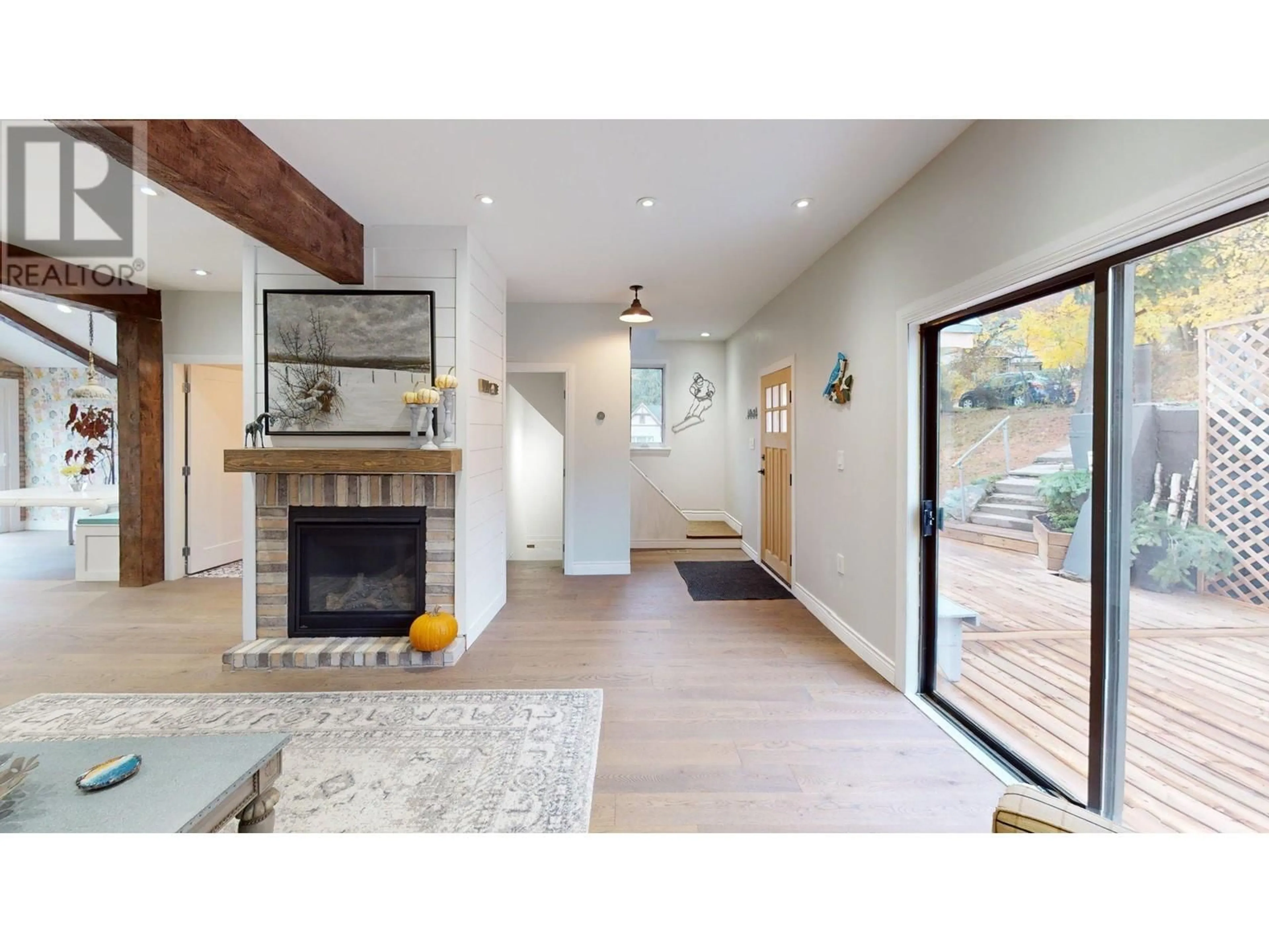 Indoor entryway for 1925 KOOTENAY AVENUE, Rossland British Columbia V0G1Y0