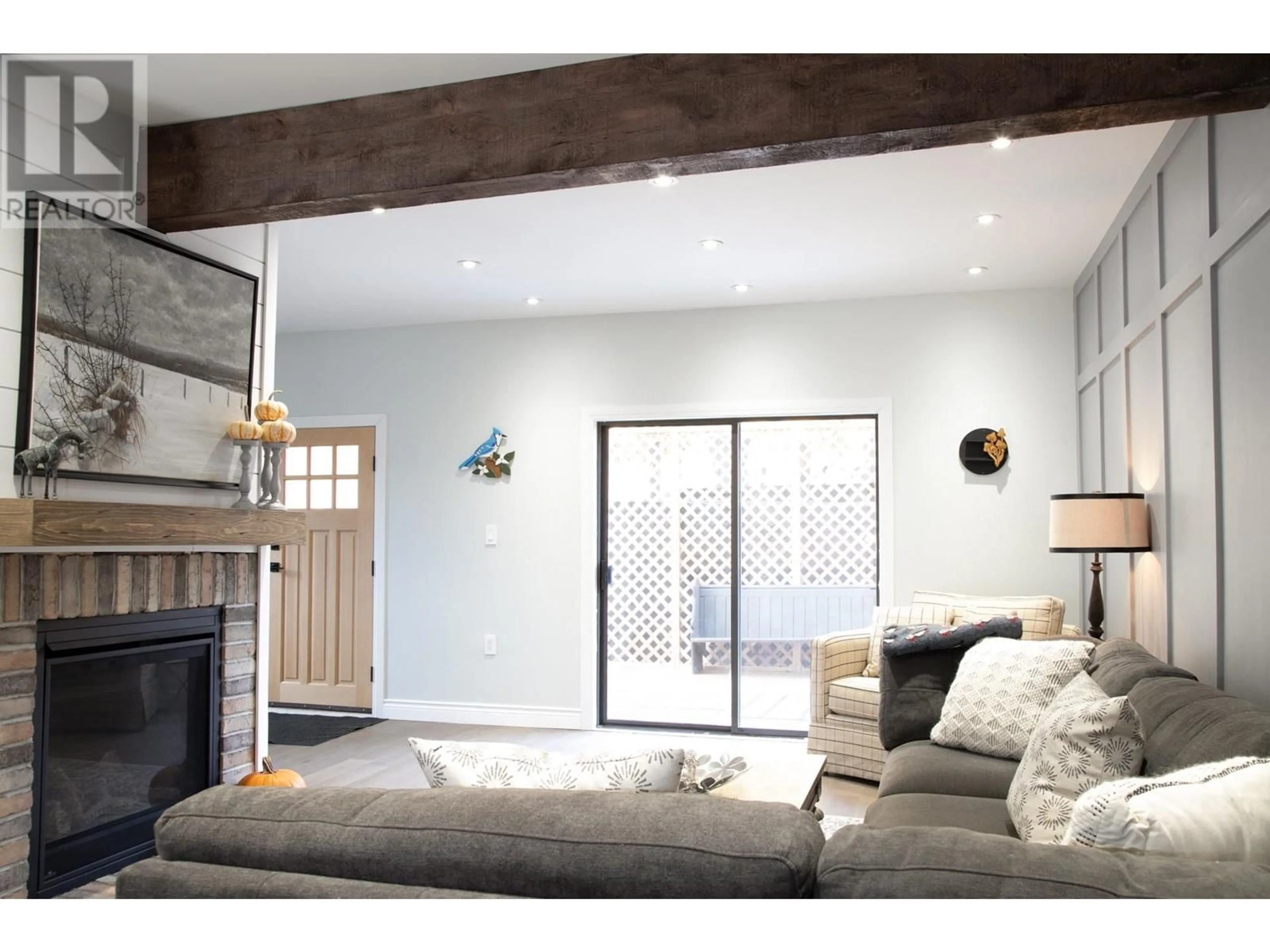 Living room with furniture, unknown for 1925 KOOTENAY AVENUE, Rossland British Columbia V0G1Y0