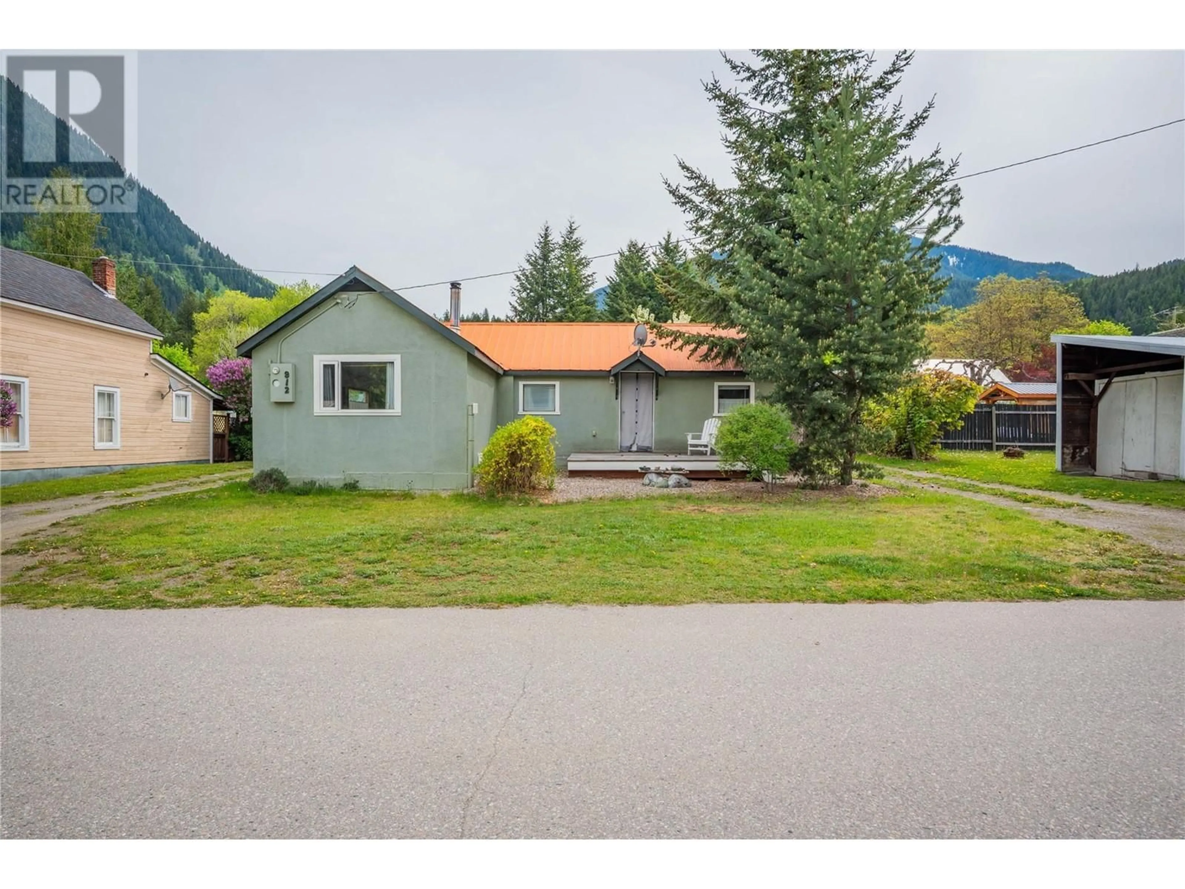 A pic from outside/outdoor area/front of a property/back of a property/a pic from drone, mountain view for 912 KILDARE STREET, New Denver British Columbia V0G1S0