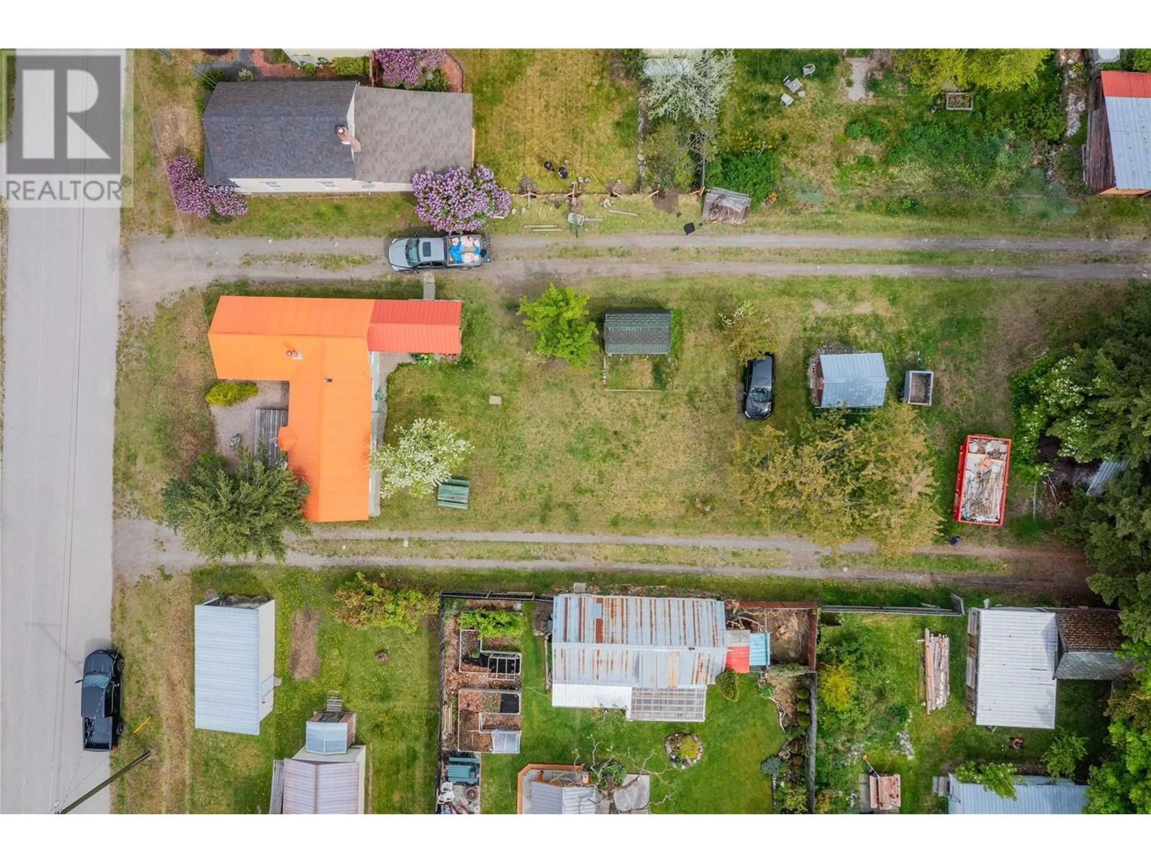 A pic from outside/outdoor area/front of a property/back of a property/a pic from drone, street for 912 KILDARE STREET, New Denver British Columbia V0G1S0
