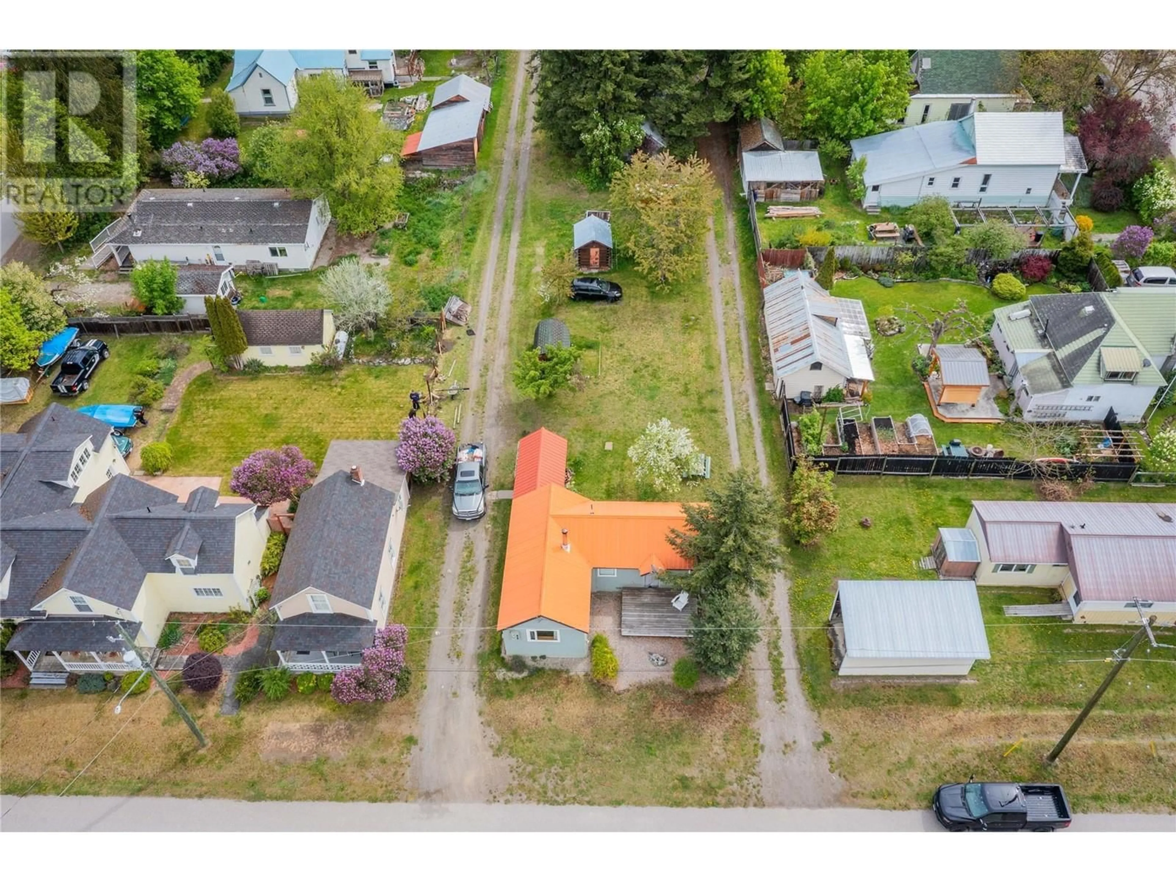 A pic from outside/outdoor area/front of a property/back of a property/a pic from drone, street for 912 KILDARE STREET, New Denver British Columbia V0G1S0