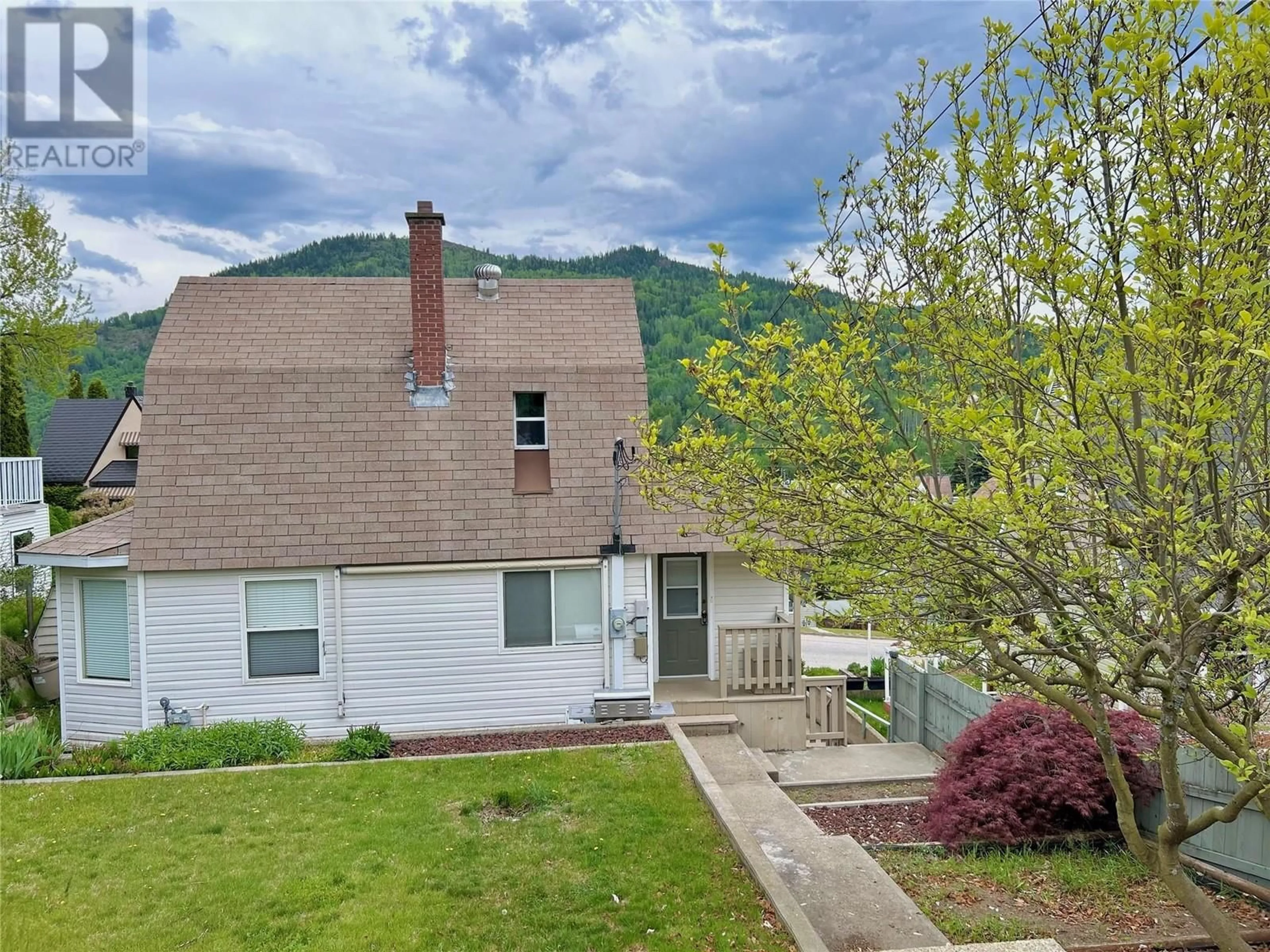 A pic from outside/outdoor area/front of a property/back of a property/a pic from drone, mountain view for 715 SHAKESPEARE STREET, Warfield British Columbia V1R2B3
