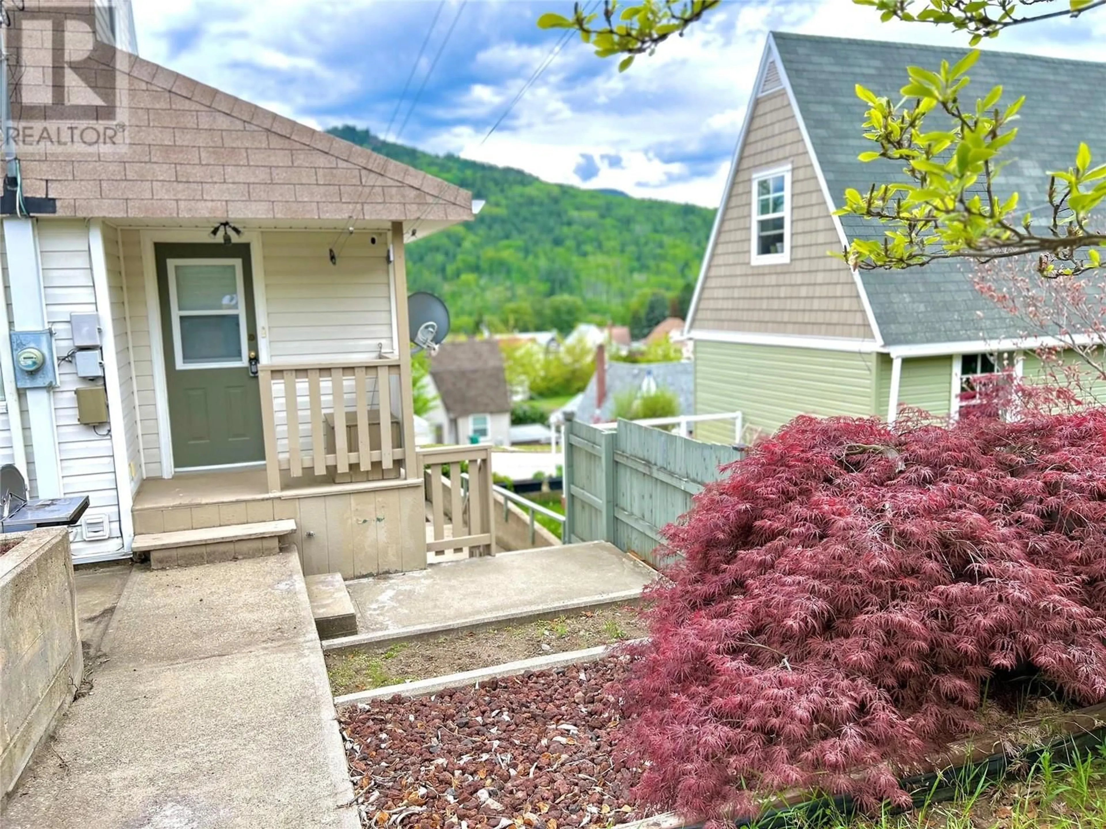 Patio, mountain view for 715 SHAKESPEARE STREET, Warfield British Columbia V1R2B3