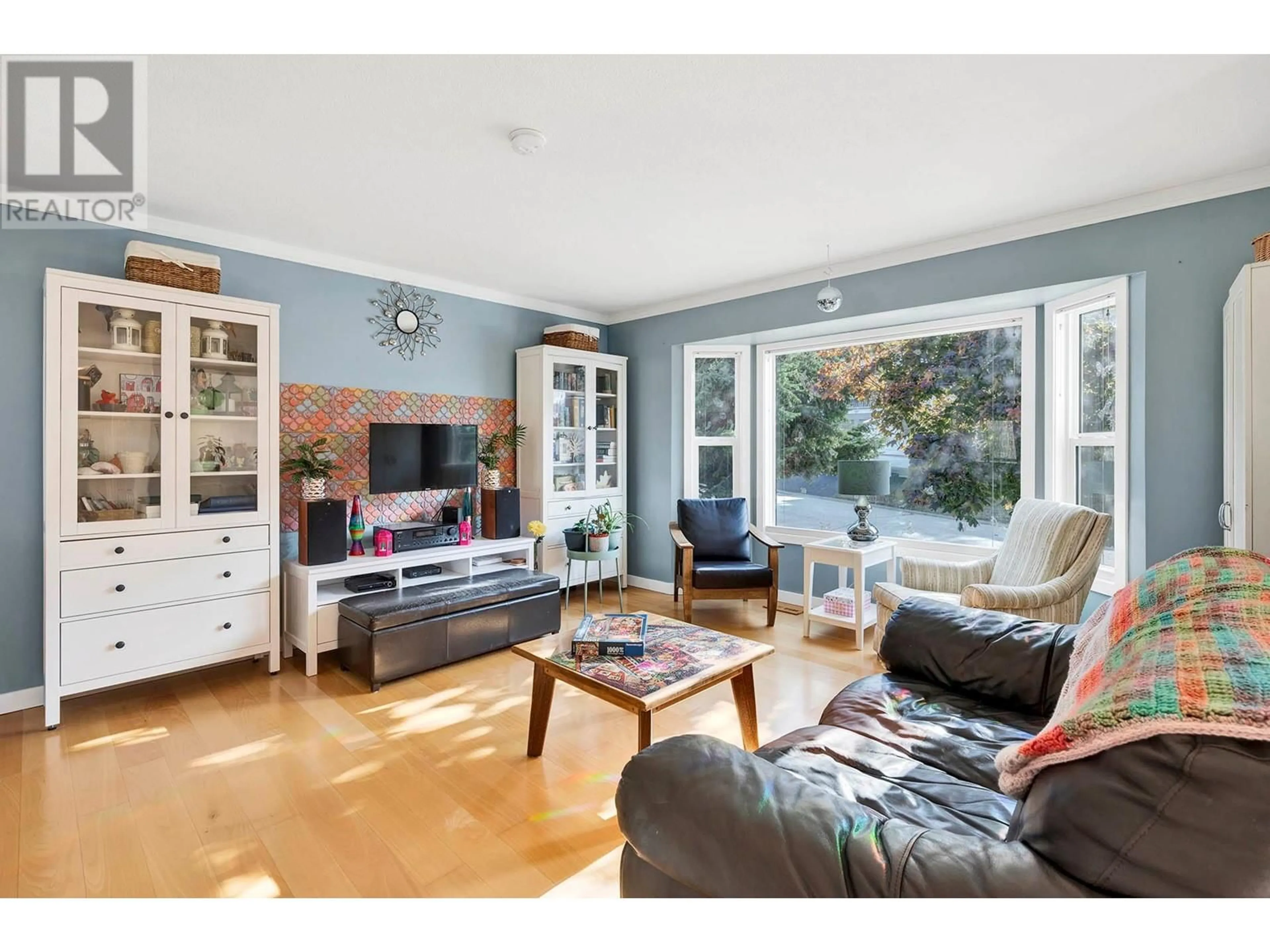 Living room with furniture, wood/laminate floor for 2264 NECHAKO DRIVE, Kamloops British Columbia V2E1S5