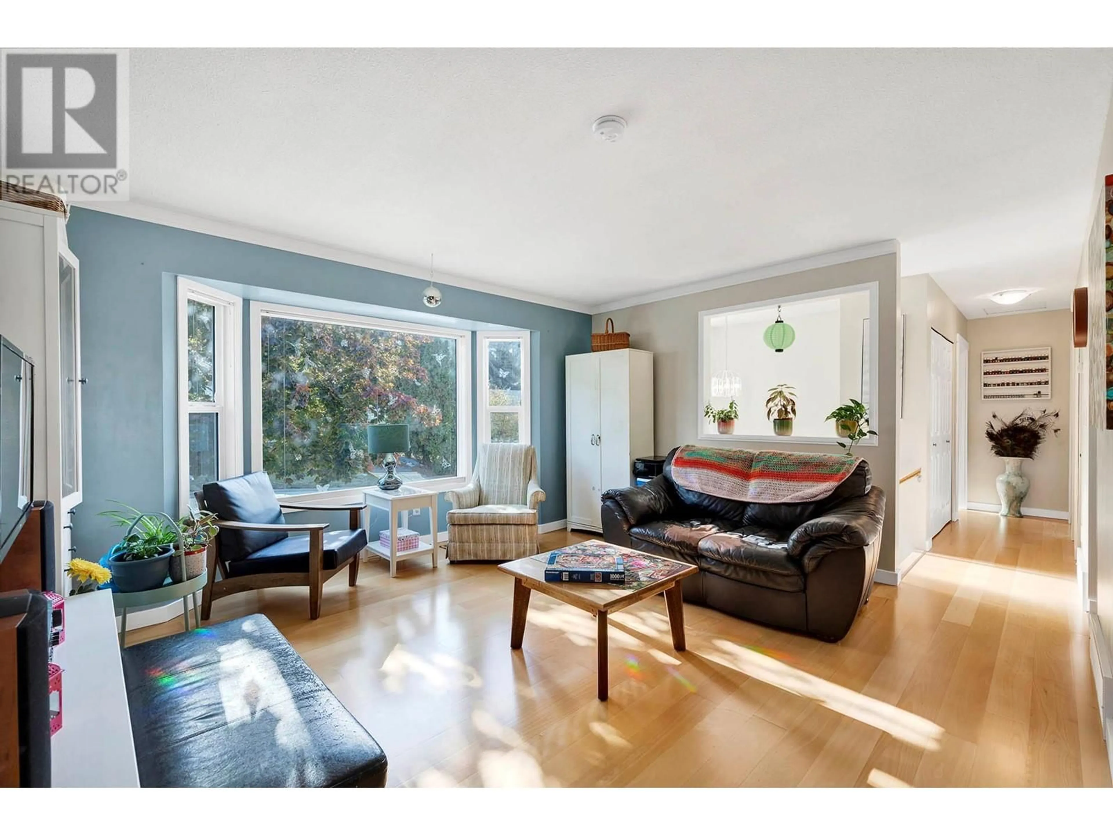 Living room with furniture, wood/laminate floor for 2264 NECHAKO DRIVE, Kamloops British Columbia V2E1S5