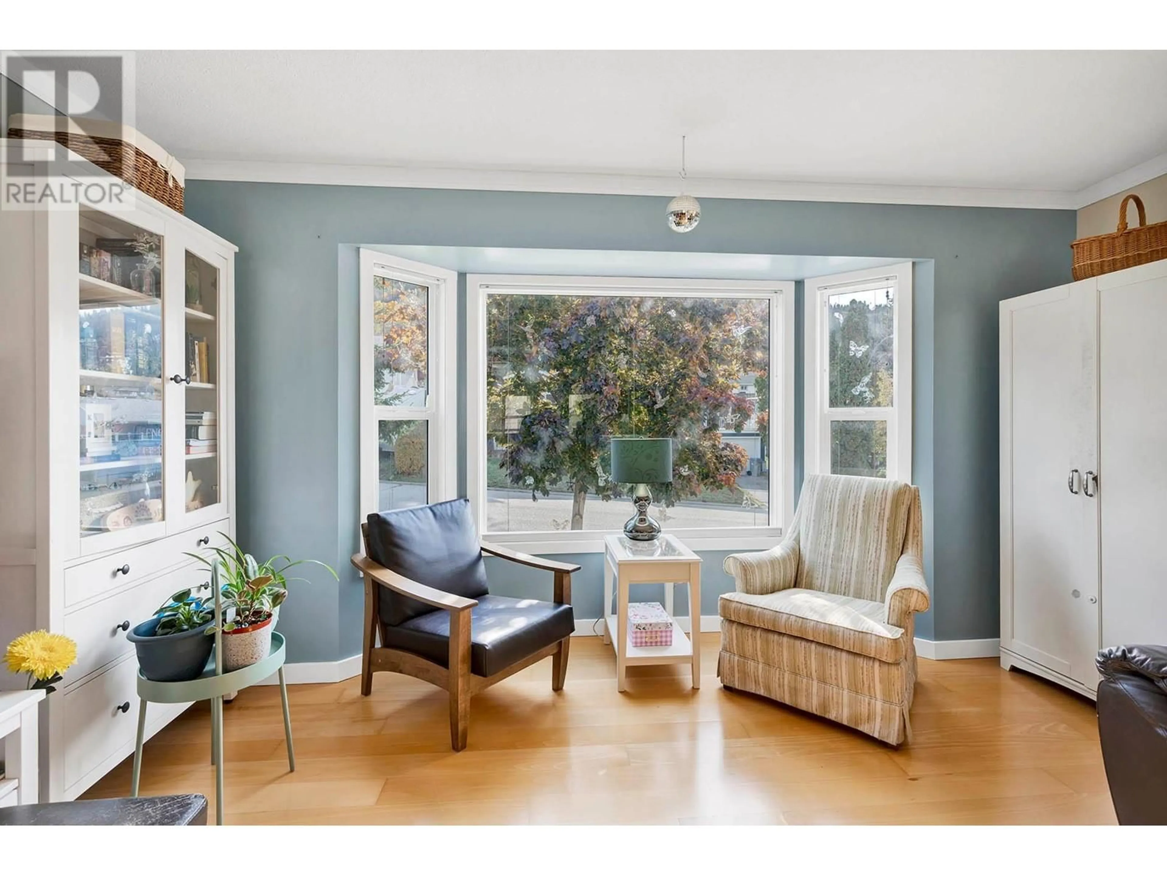 Living room with furniture, wood/laminate floor for 2264 NECHAKO DRIVE, Kamloops British Columbia V2E1S5