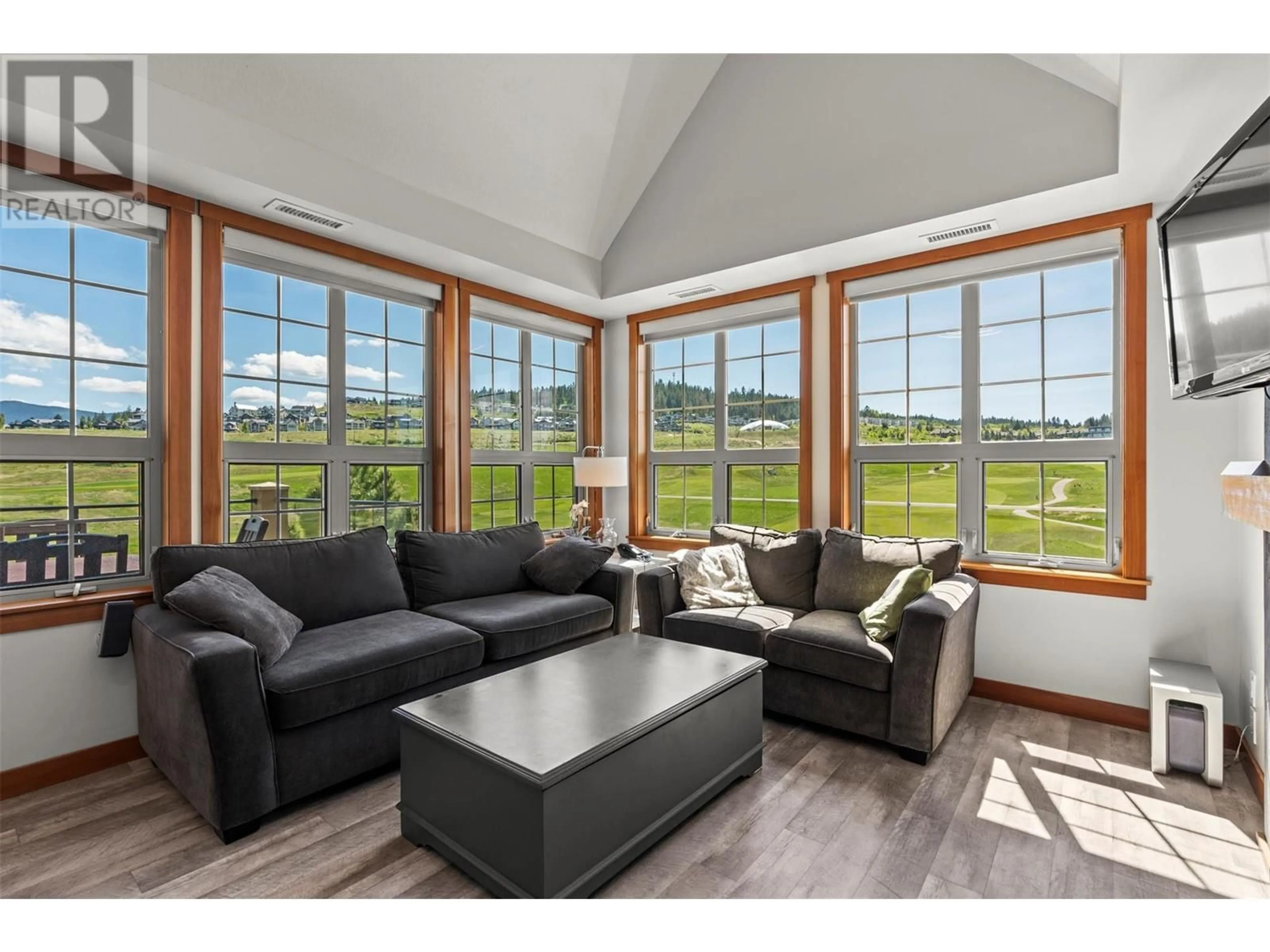 Living room with furniture, wood/laminate floor for 426 - 105 VILLAGE CENTRE COURT, Vernon British Columbia V1H1Y8