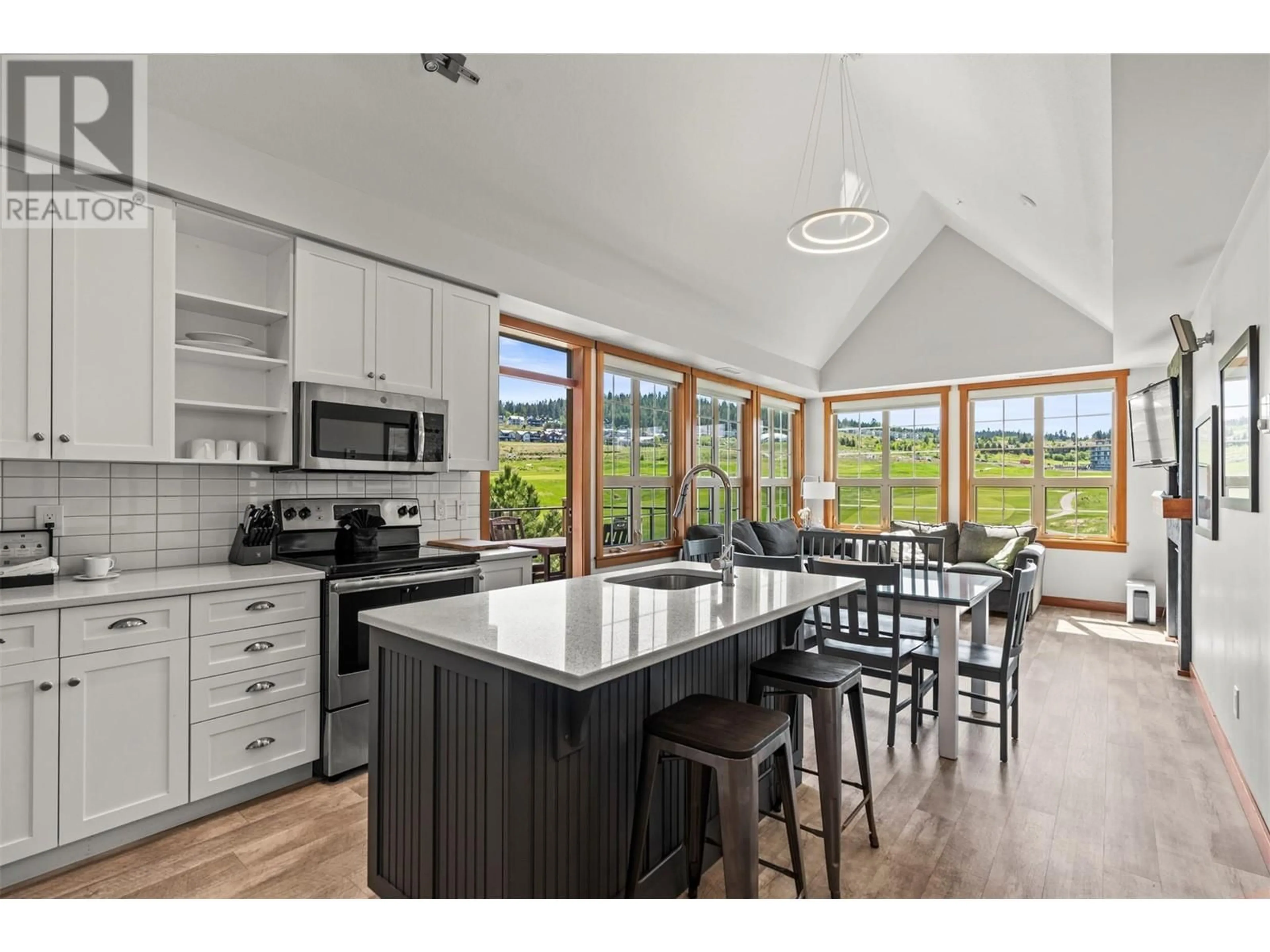 Open concept kitchen, ceramic/tile floor for 426 - 105 VILLAGE CENTRE COURT, Vernon British Columbia V1H1Y8