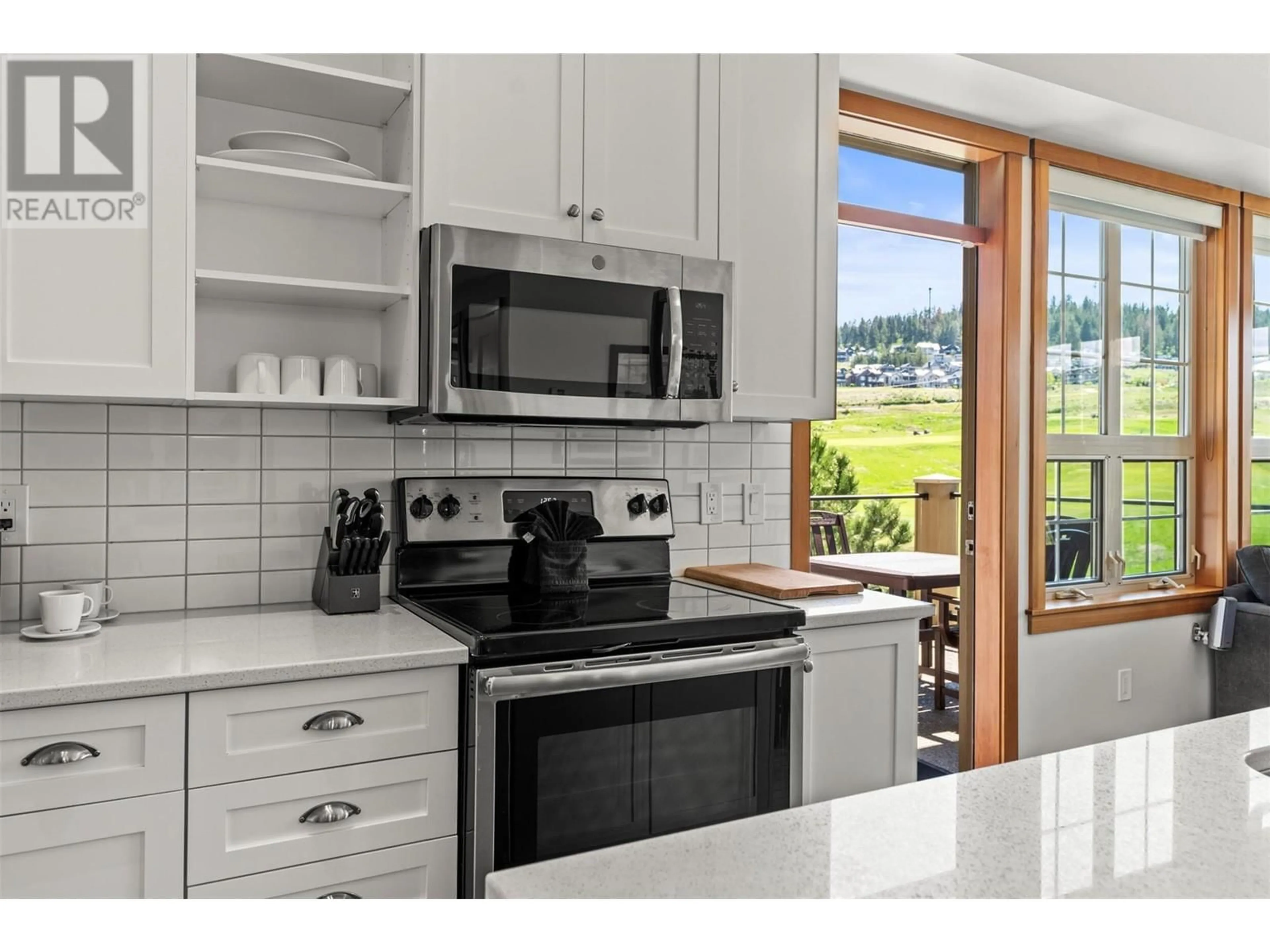 Open concept kitchen, ceramic/tile floor for 426 - 105 VILLAGE CENTRE COURT, Vernon British Columbia V1H1Y8