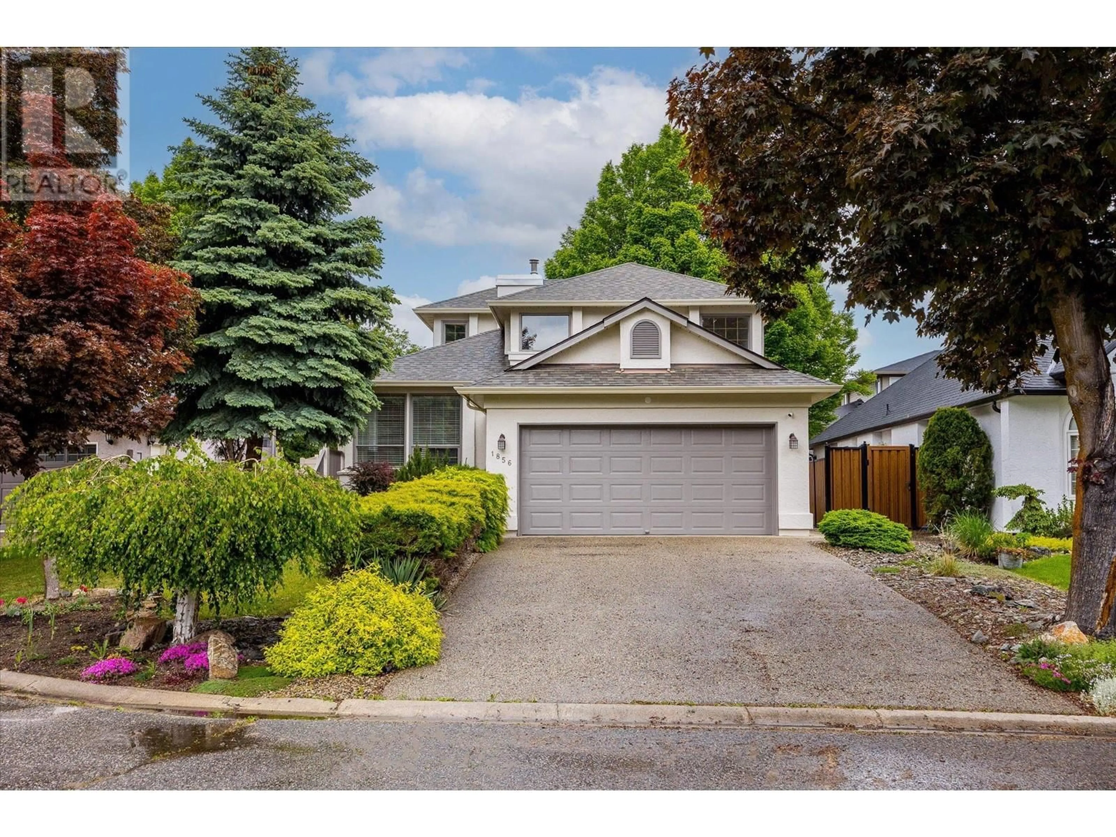 Home with vinyl exterior material, street for 1856 PORTLAND PLACE, Kelowna British Columbia V1V1P9