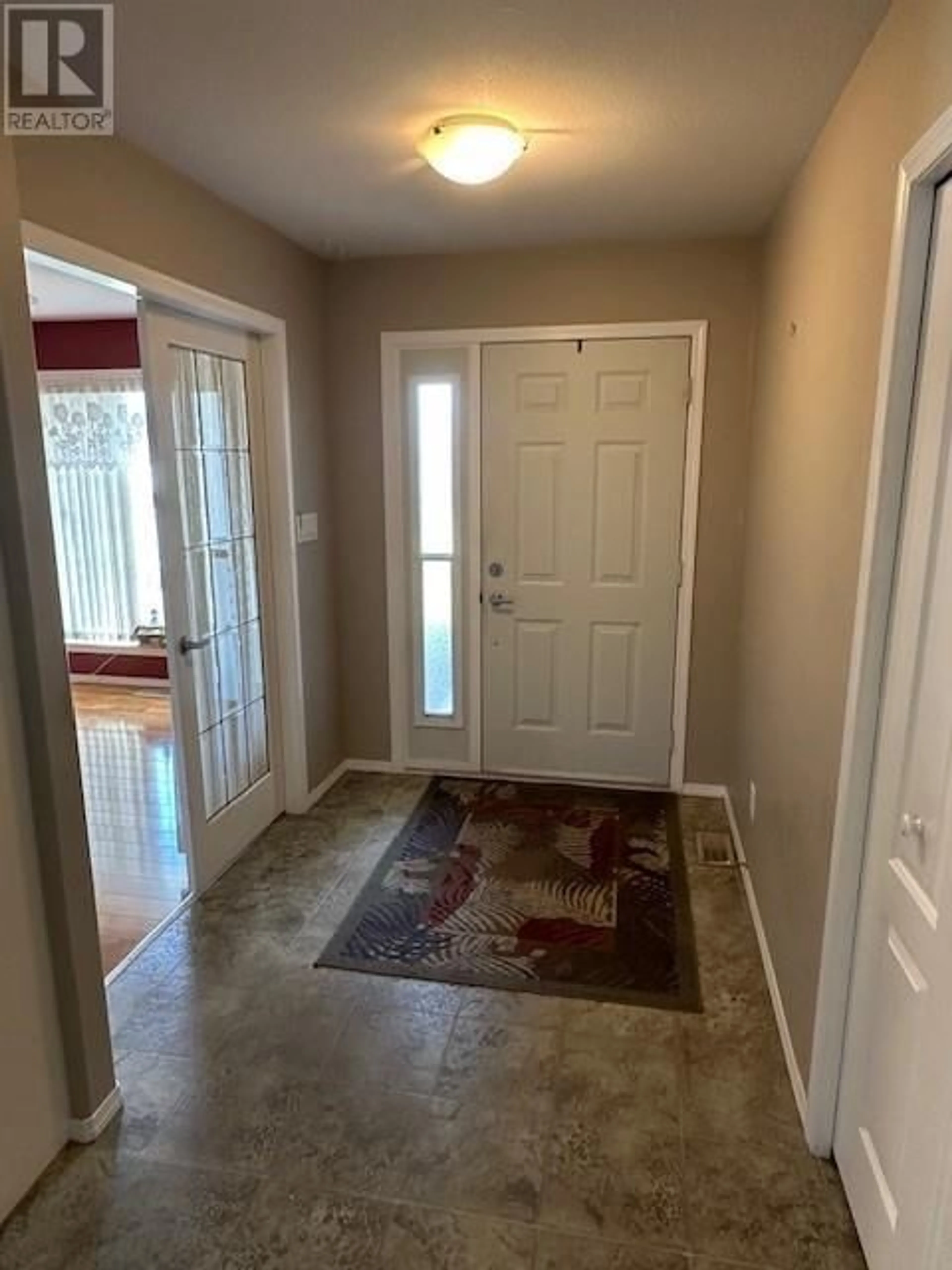 Indoor entryway for 568 RED WING DRIVE, Penticton British Columbia V2A8N7