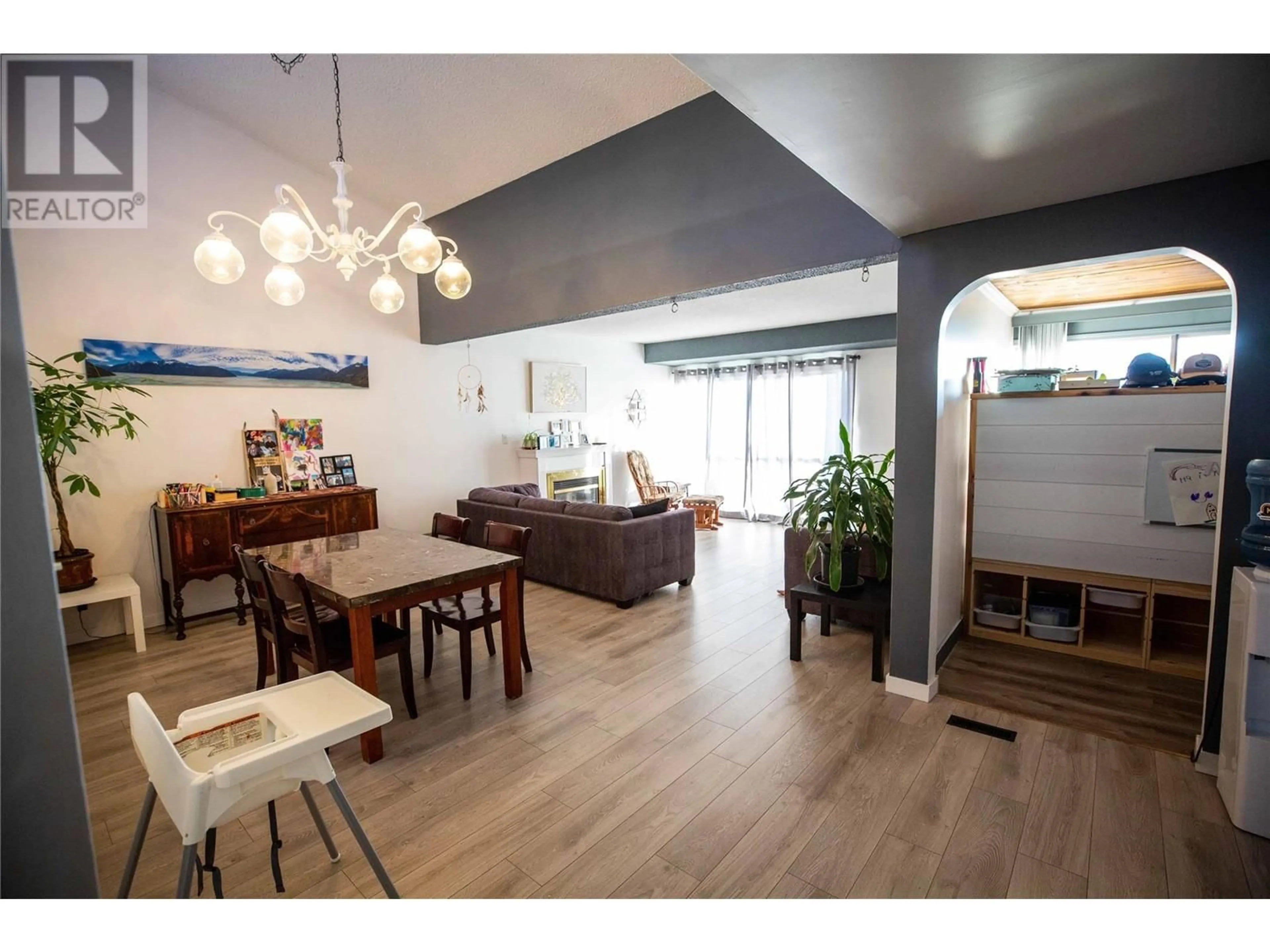 Living room with furniture, wood/laminate floor for 76 - 137 MCGILL ROAD, Kamloops British Columbia V2C1L9