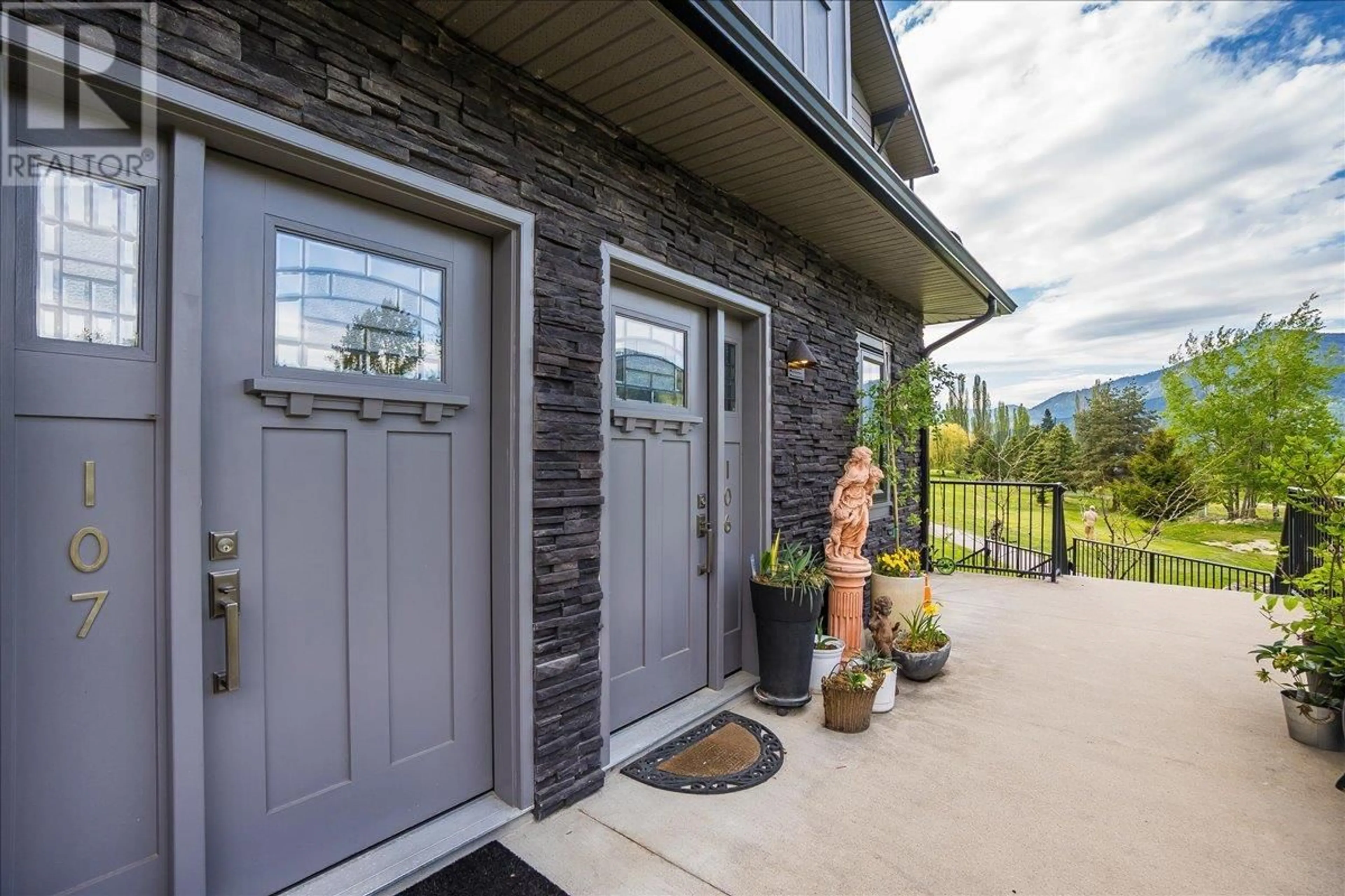Indoor entryway for 107 - 2000 CHOQUETTE AVENUE, Nelson British Columbia V1L7E4