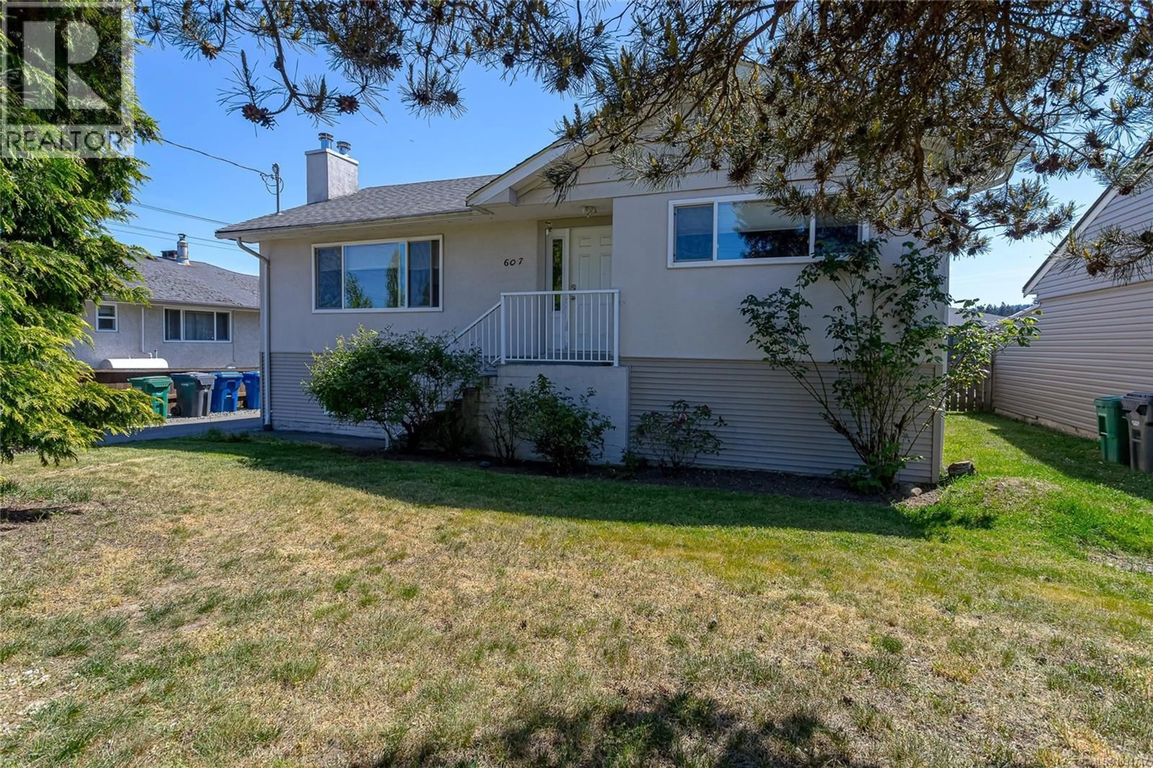 Home with vinyl exterior material, street for 607 FIFTH STREET, Nanaimo British Columbia V9R1P7