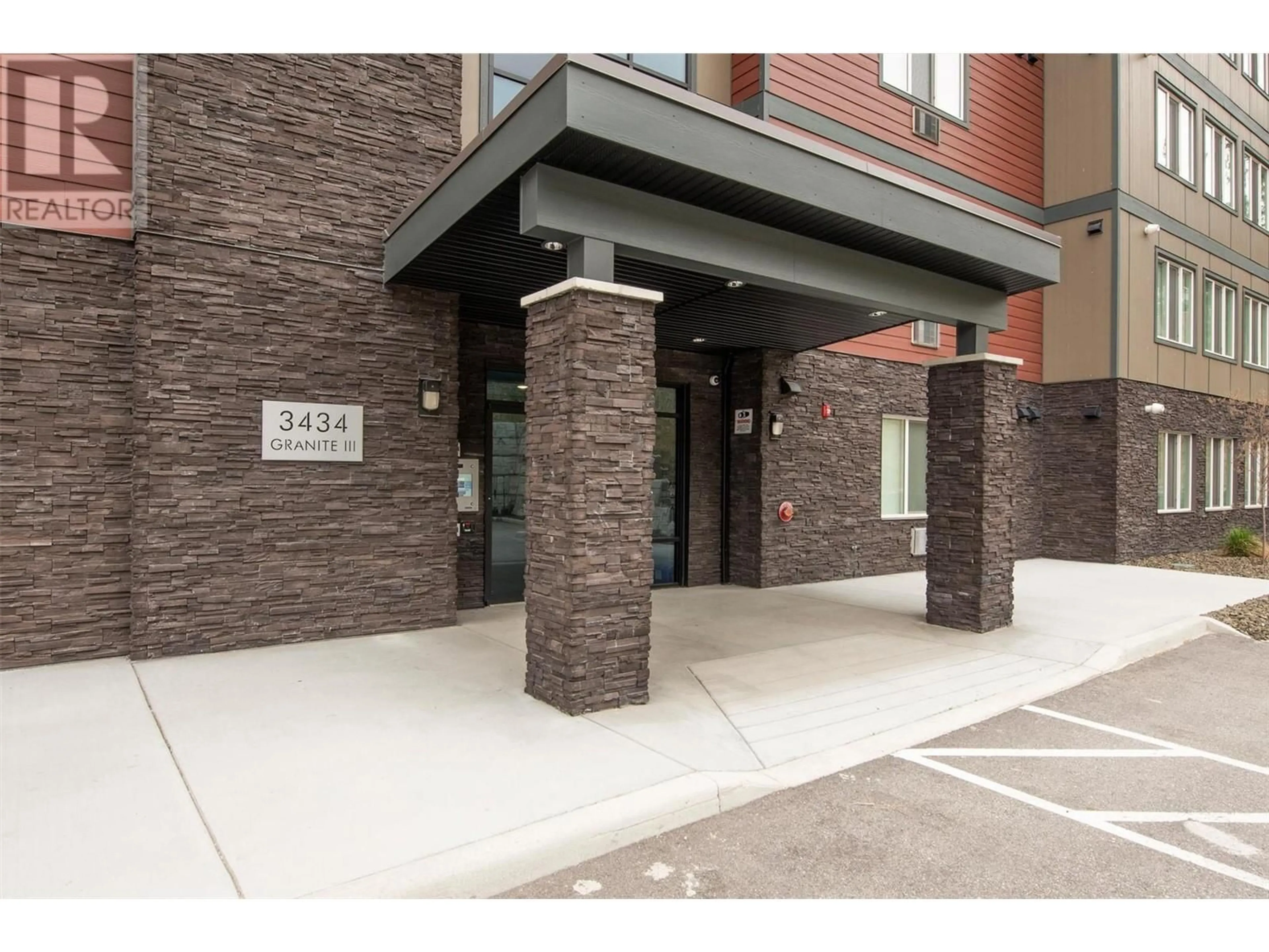 Indoor foyer for 301 - 3434 MCKINLEY BEACH DRIVE, Kelowna British Columbia V1V0H3