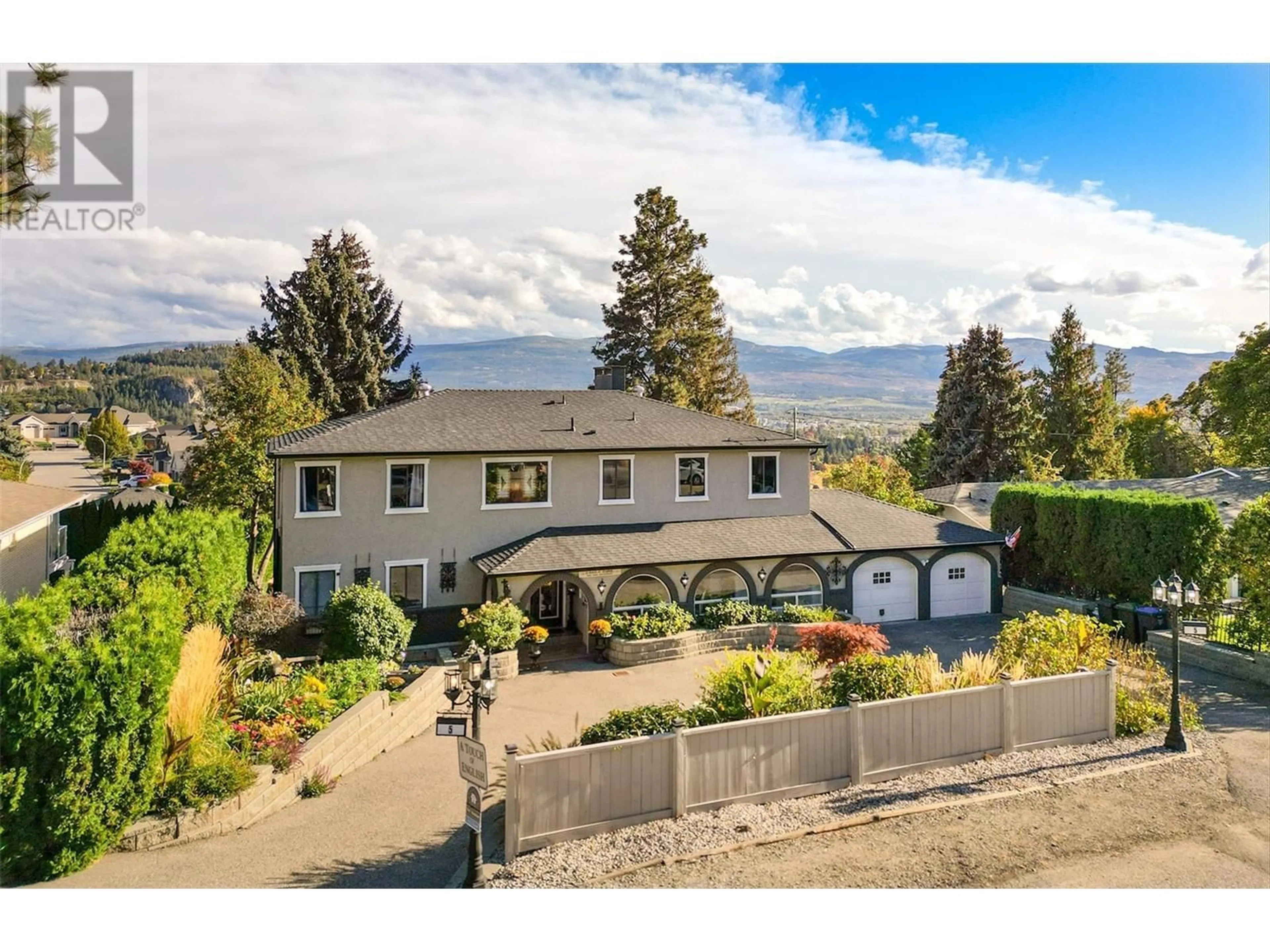 A pic from outside/outdoor area/front of a property/back of a property/a pic from drone, mountain view for 5 ALAMEDA COURT, Kelowna British Columbia V1V1C6