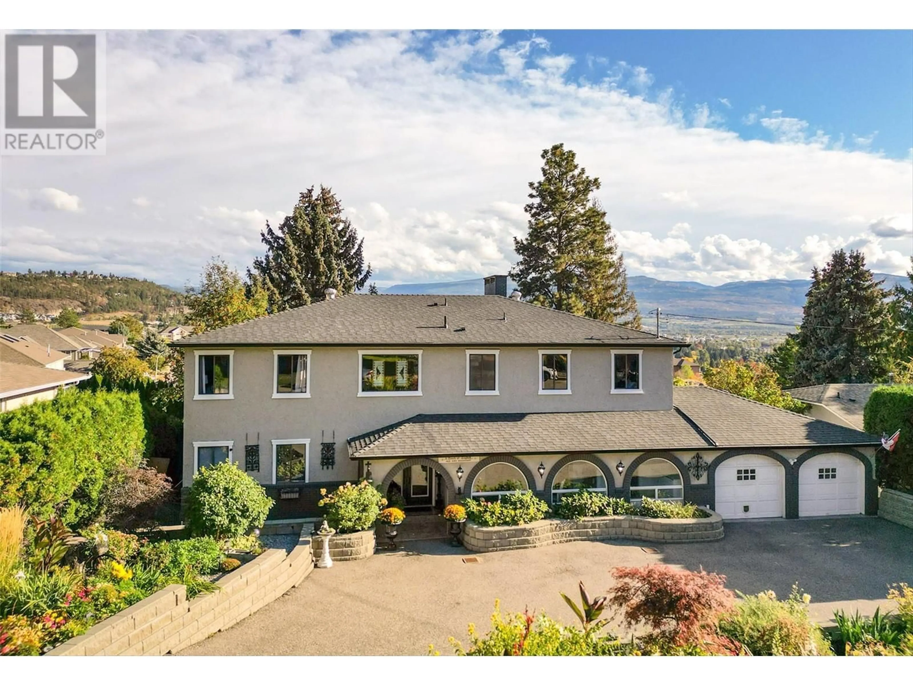 A pic from outside/outdoor area/front of a property/back of a property/a pic from drone, mountain view for 5 ALAMEDA COURT, Kelowna British Columbia V1V1C6
