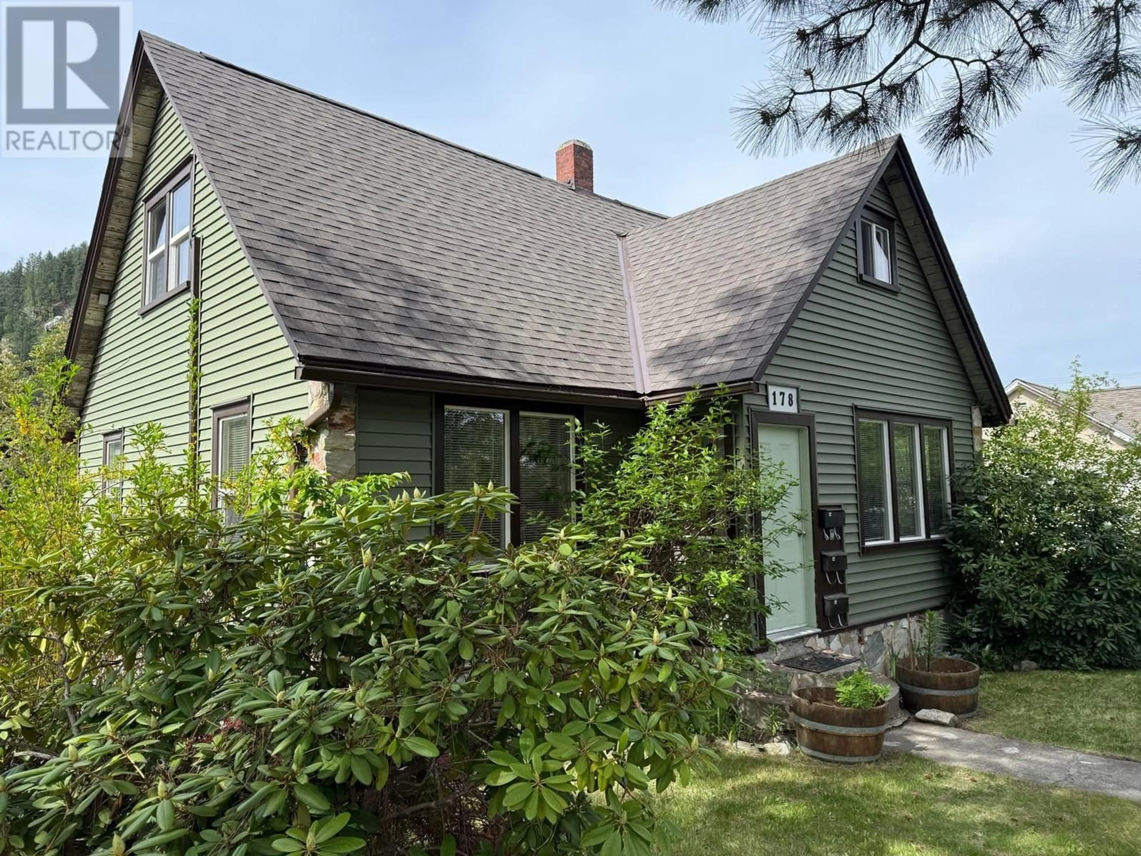 Home with vinyl exterior material, street for 178 COLUMBIA AVENUE, Castlegar British Columbia V1N1A9