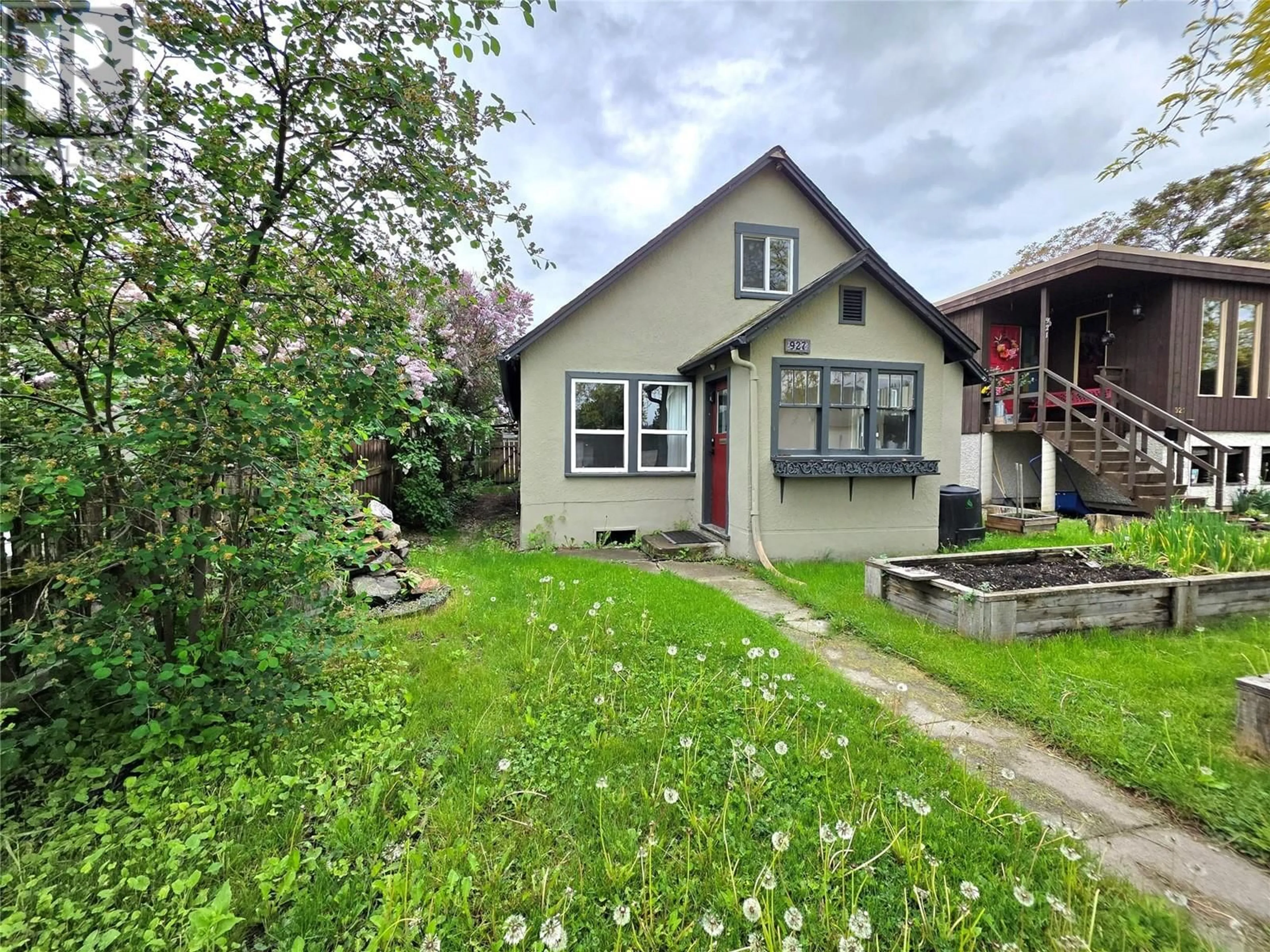 A pic from outside/outdoor area/front of a property/back of a property/a pic from drone, street for 927 WILSON AVENUE, Kelowna British Columbia V1Y6Y1