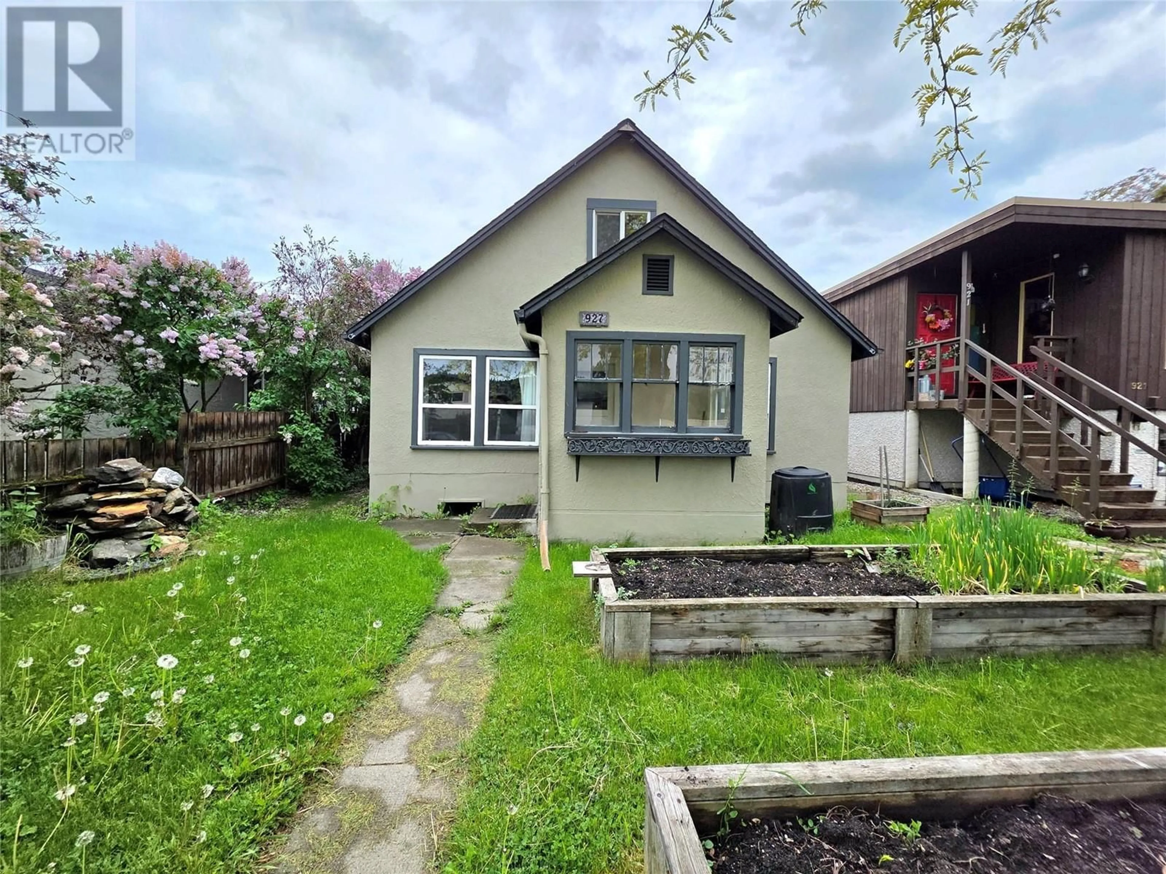 A pic from outside/outdoor area/front of a property/back of a property/a pic from drone, street for 927 WILSON AVENUE, Kelowna British Columbia V1Y6Y1
